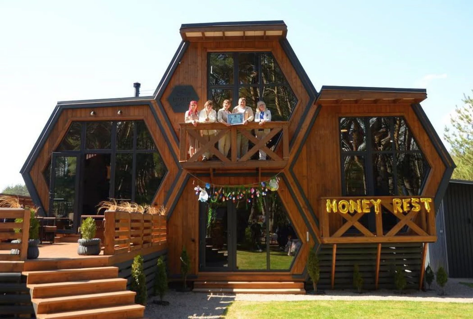 На Черкащині звели будинок у вигляді бджолиних сот і встановили рекорд