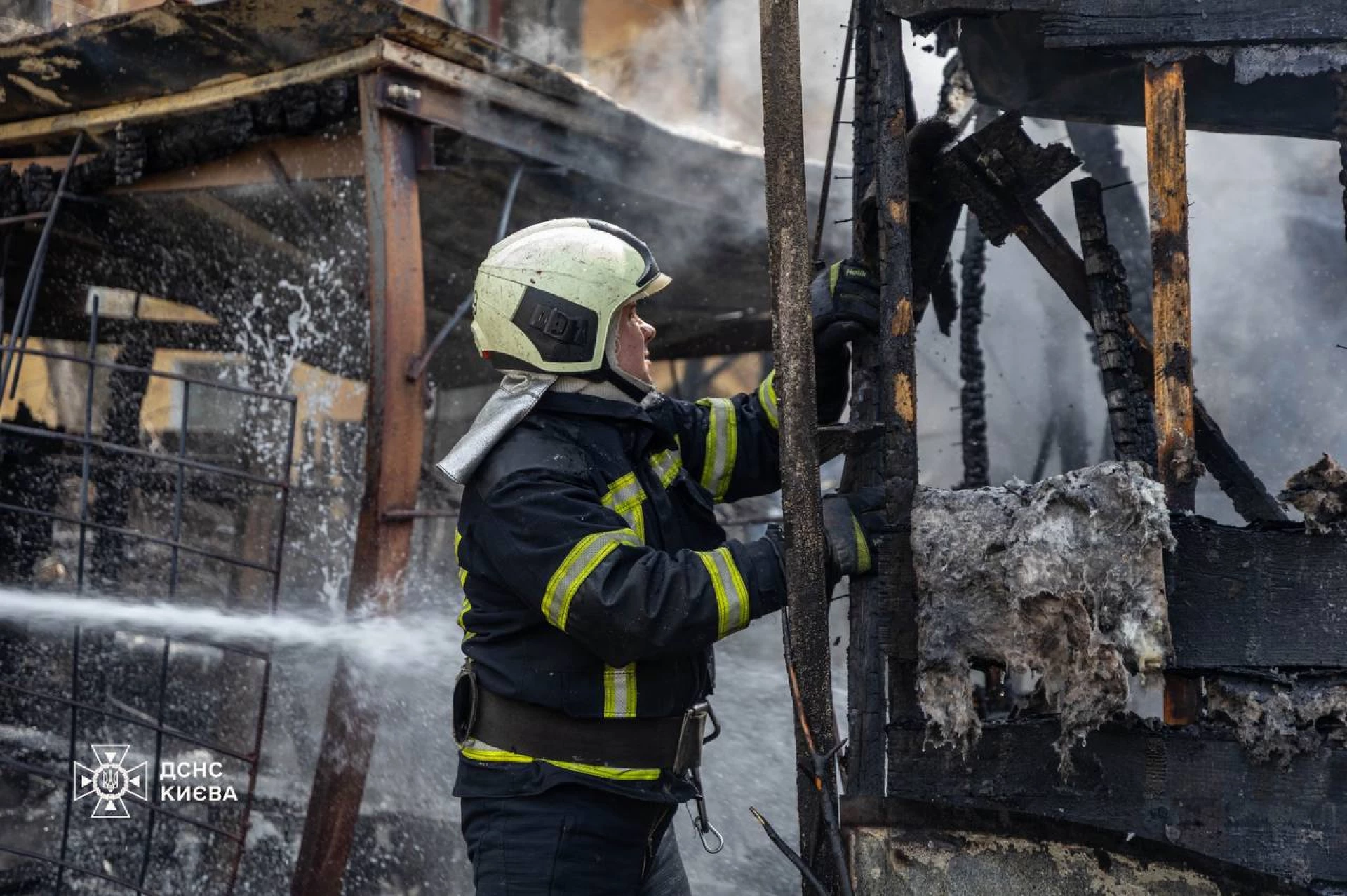 На території будівництва в Києві сталася пожежа