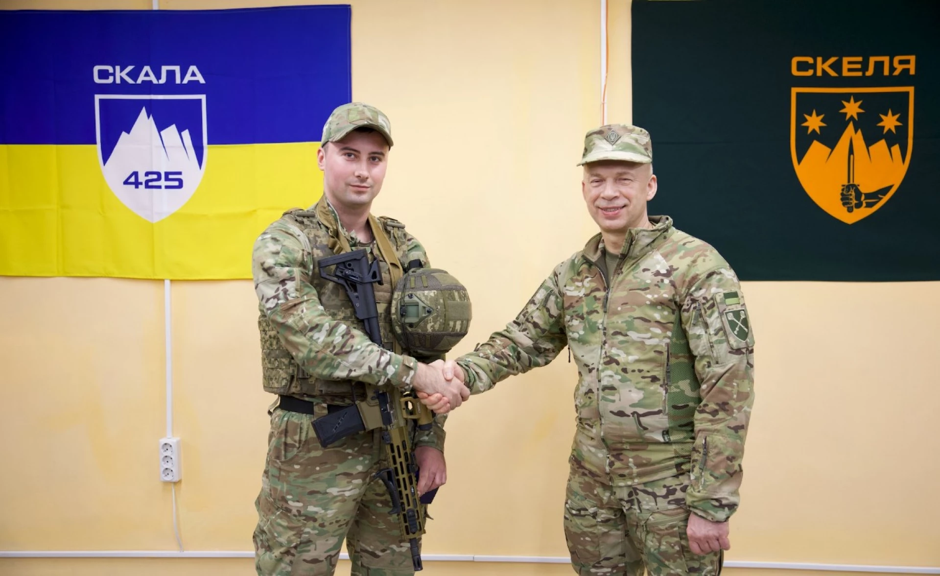 Сирський нагородив воїна з Черкащини, який служить у штурмовому полку «Скеля»