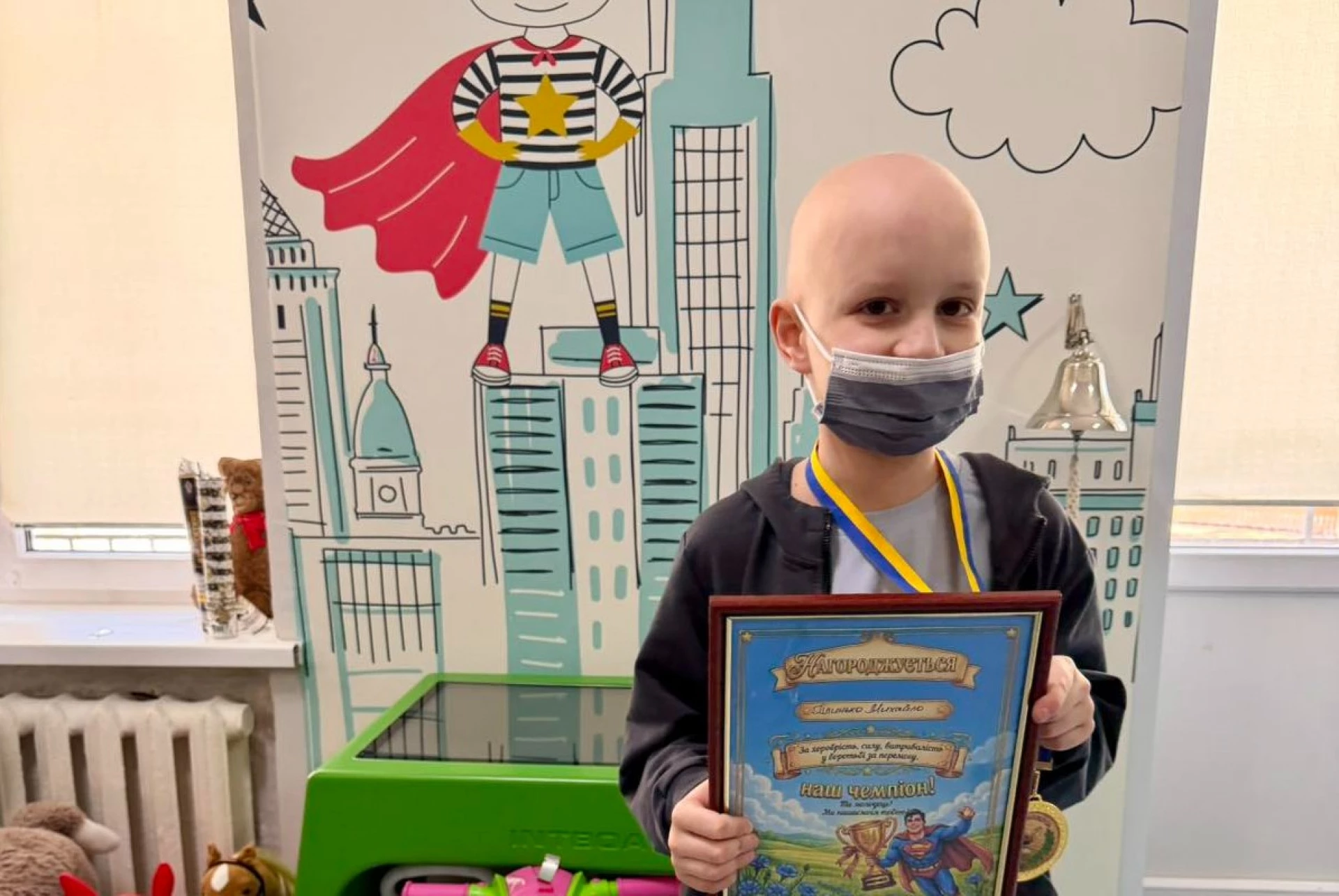 Мріє покататися на гойдалці: із Черкаського онкоцентру виписали 9-річного Михайла