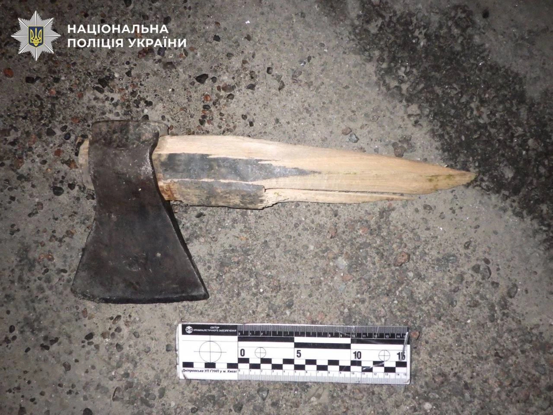 У Києві затримали чоловіка, який розмахував сокирою та намагався відібрати скутер в підлітка