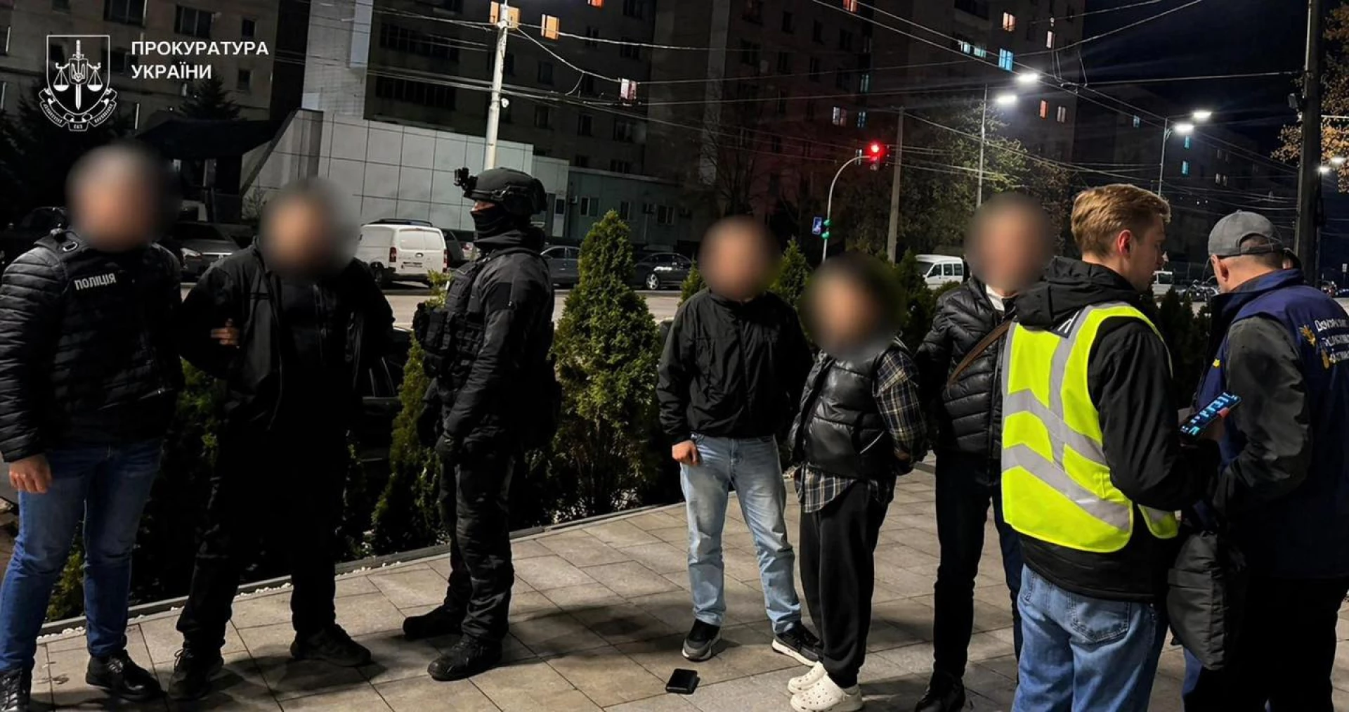 У Києві затримали пару, які за 20 тис доларів обіцяли випустити чоловіка з приміщення ТЦК