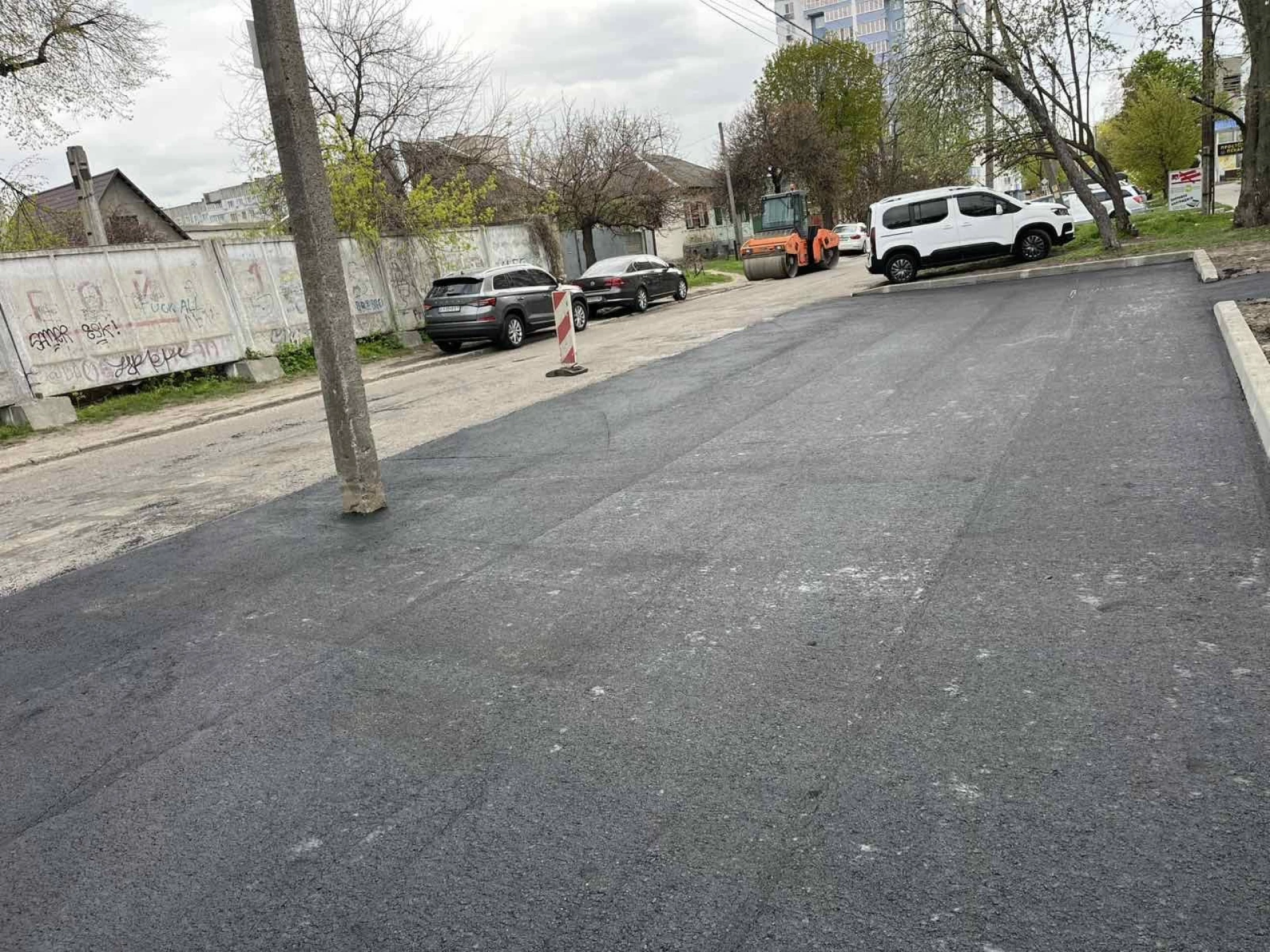 Нову парковку облаштовують на вулиці Богдана Хмельницького