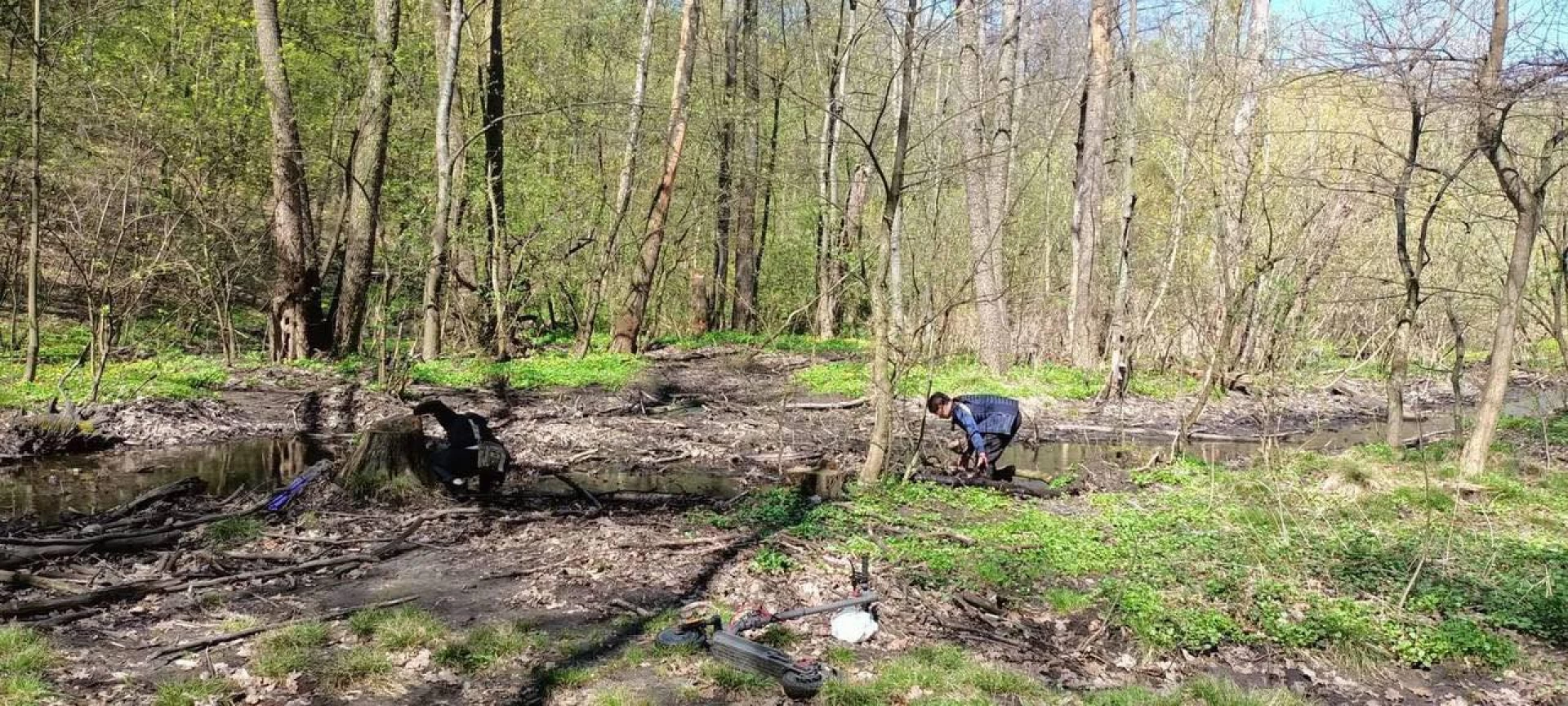Двох хлопчиків, які розчищали річку в столичному парку, знайшли та відзначили