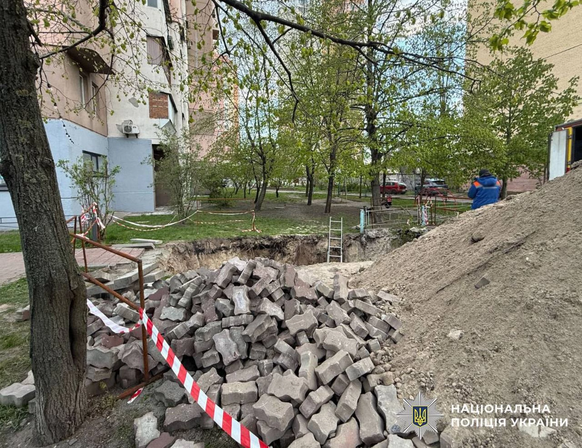 У Києві 18-річна дівчина впала в неогороджену яму з водою