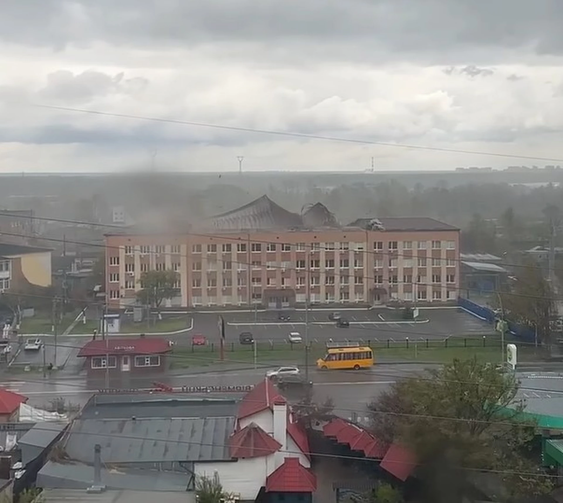 Побиті авто, відірвані дахи та паркани: негода вирує на Київщині