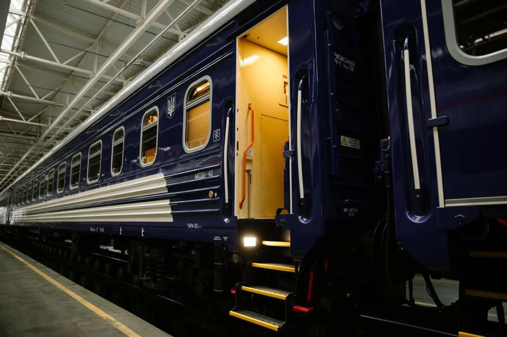 До Києва прибули перші нові пасажирські вагони українського виробництва