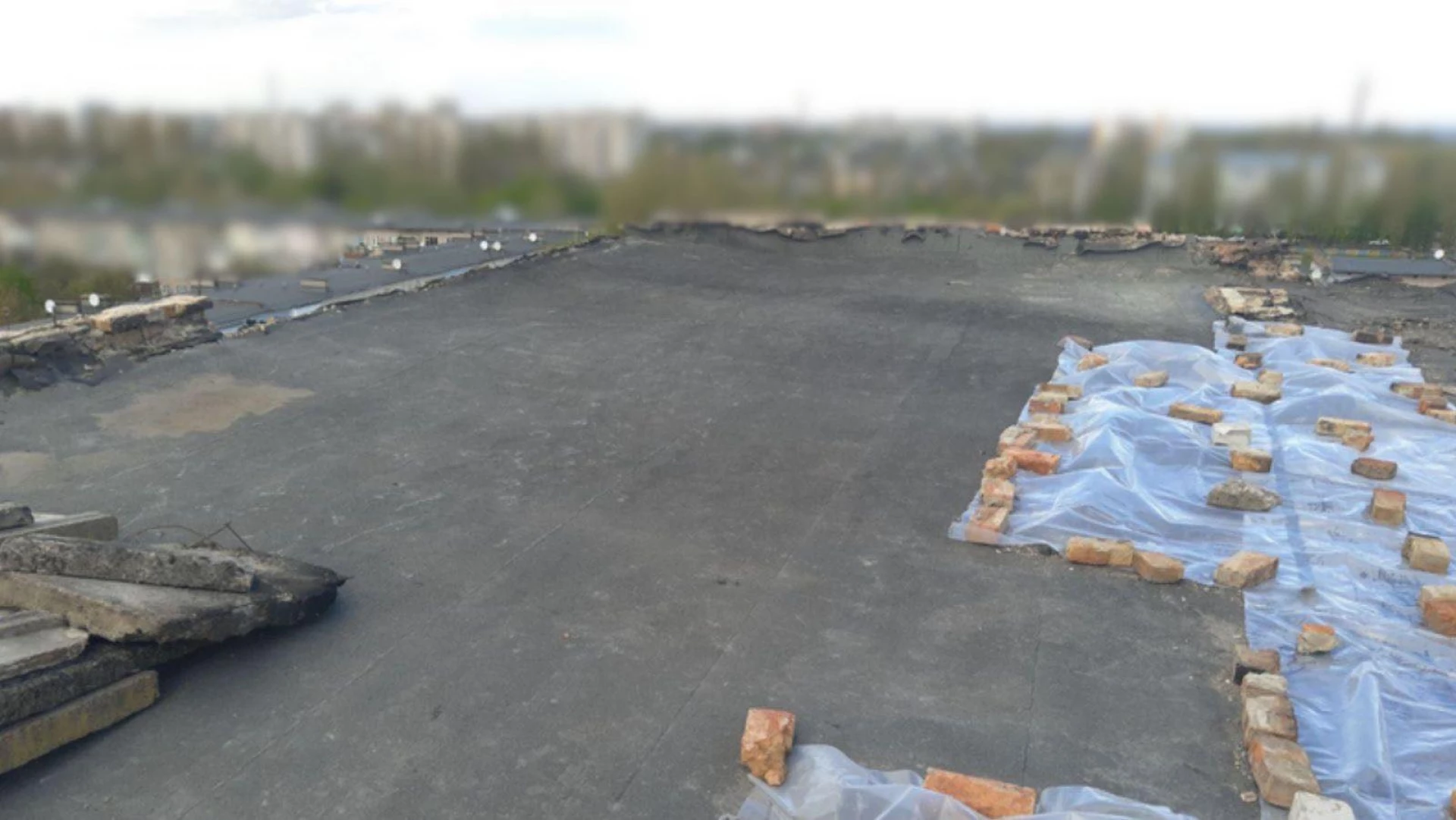 Черкаська мерія пояснила, чому люди самостійно ремонтують будинок після обстрілу