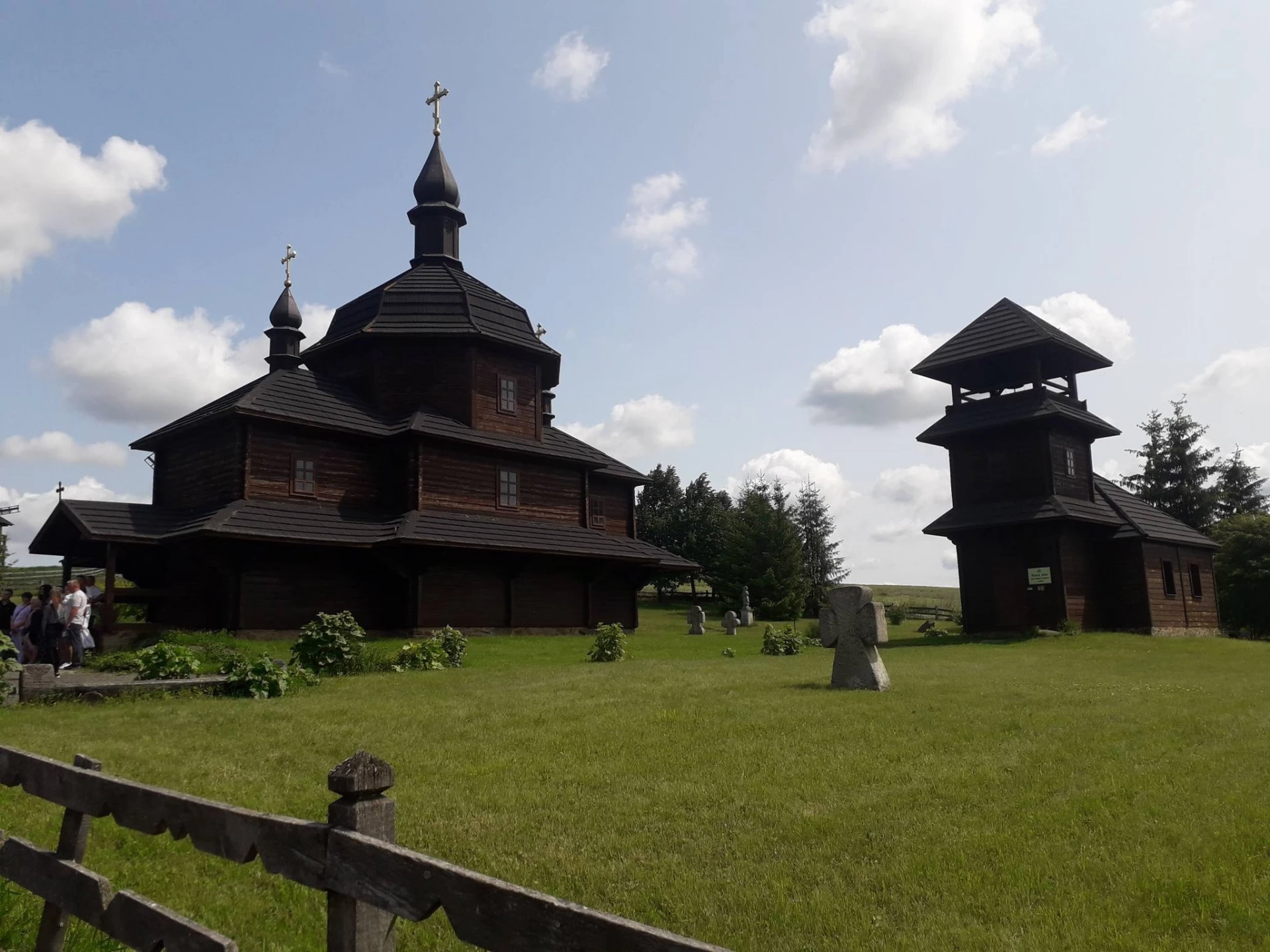 Парк «Совиний Яр» у Водяниках: дерев’яна церква, вітряки-велетні та неймовірні пейзажі. Фото