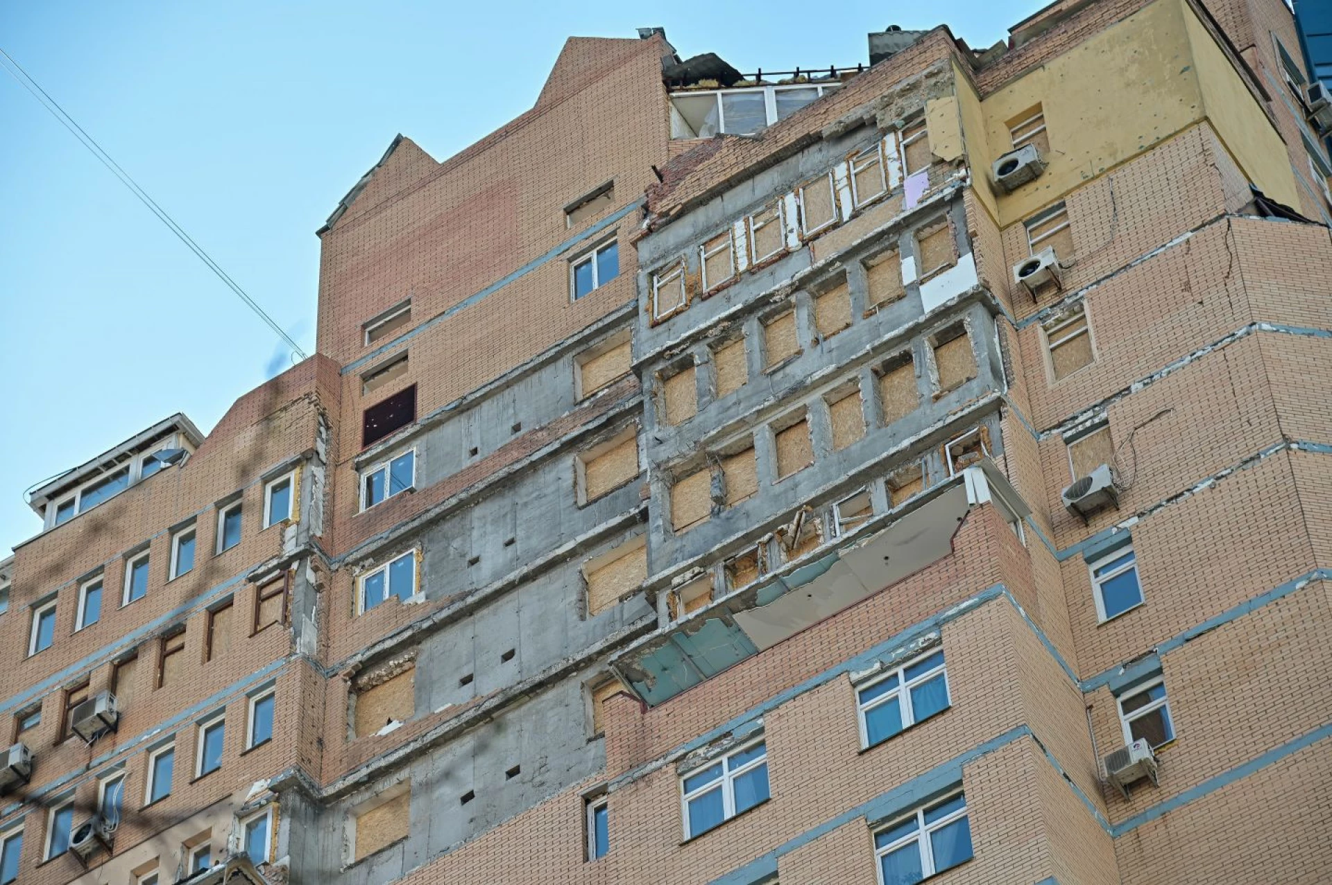 У Святошинському районі Києва триває відновлення будинків, пошкоджених ворожими обстрілами