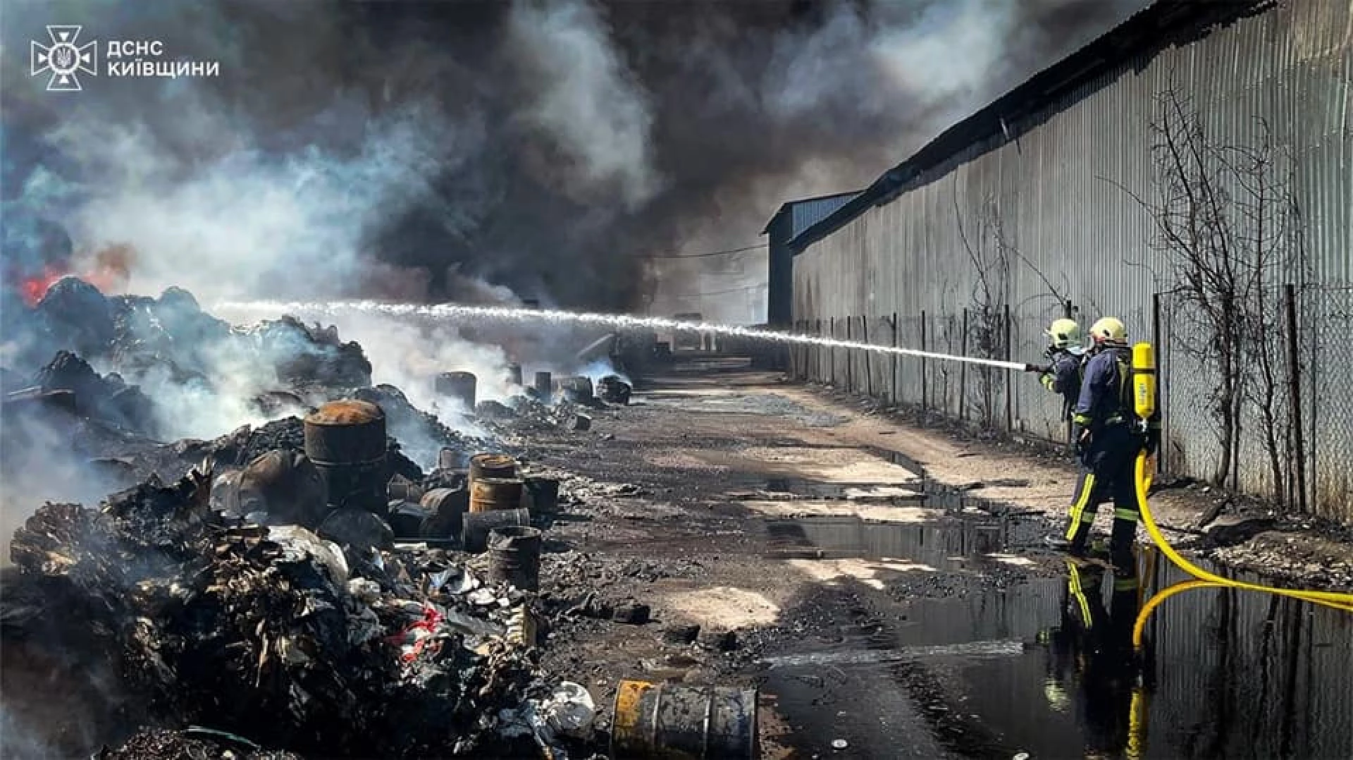 На Білоцерківщині триває ліквідація пожежі на підприємстві