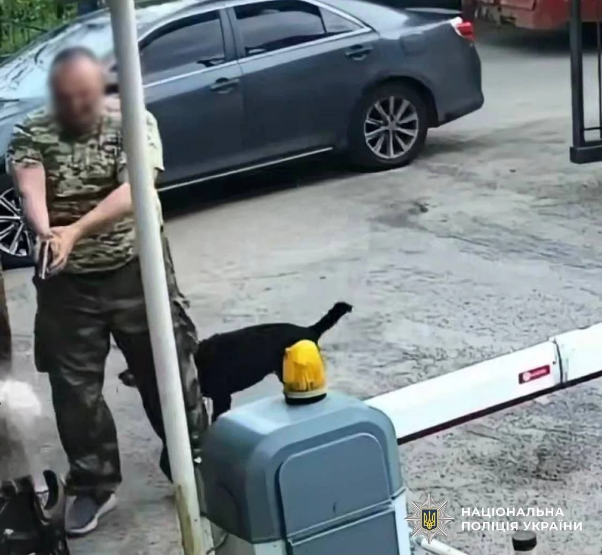 У столиці чоловік влаштував конфлікт зі зброєю через собаку, що прибіг до будинку