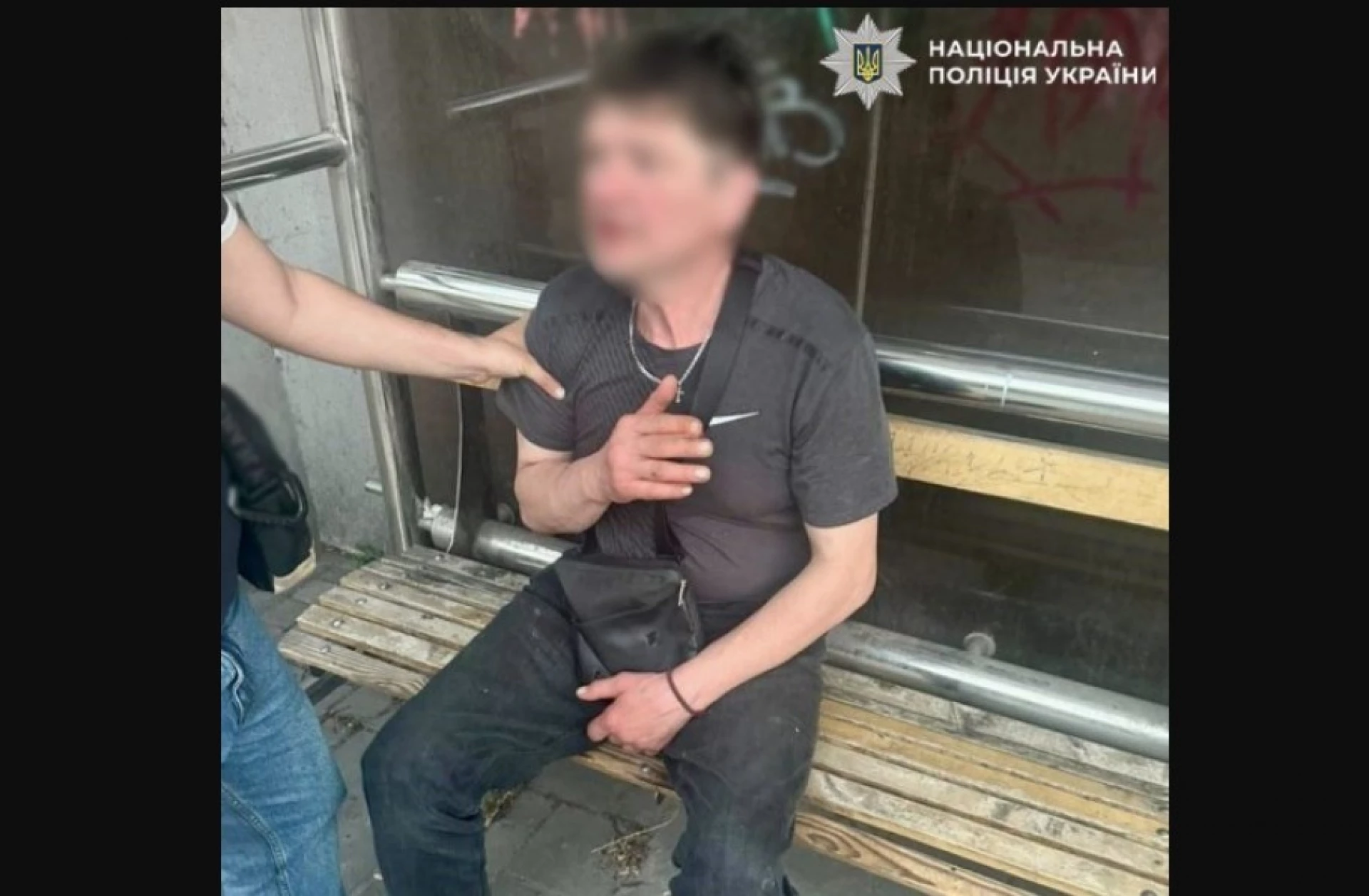 Збоченець змушував маленьку дівчинку роздягнутися у вбиральні столичного медзакладу