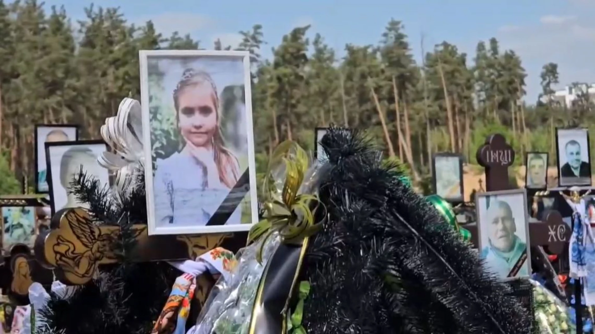 В Ірпені попрощалися із 8-річною Лізою, яка загинула під колесами вантажівки
