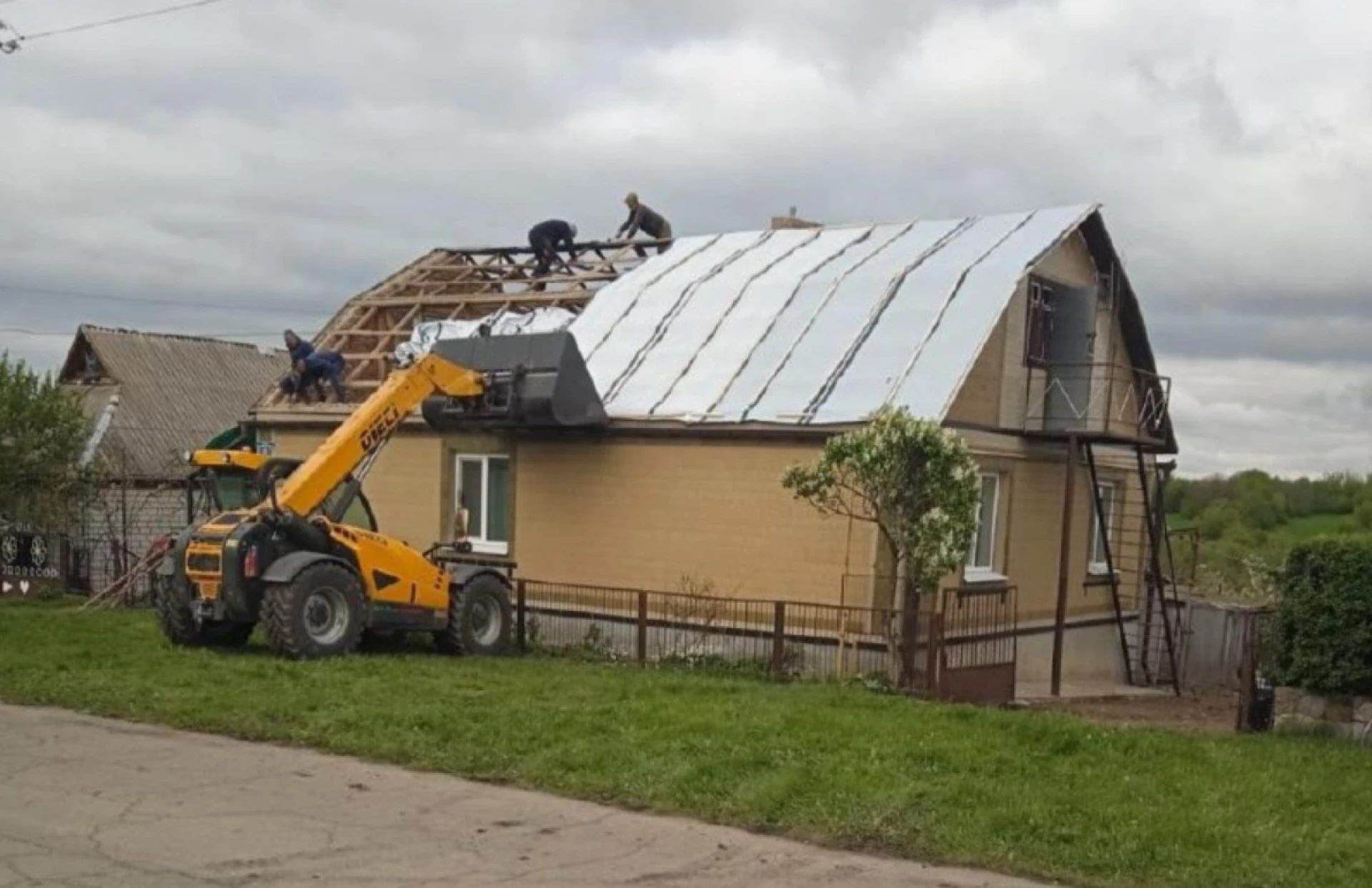У Черкаській області продовжують ліквідацію наслідків масованого російського обстрілу
