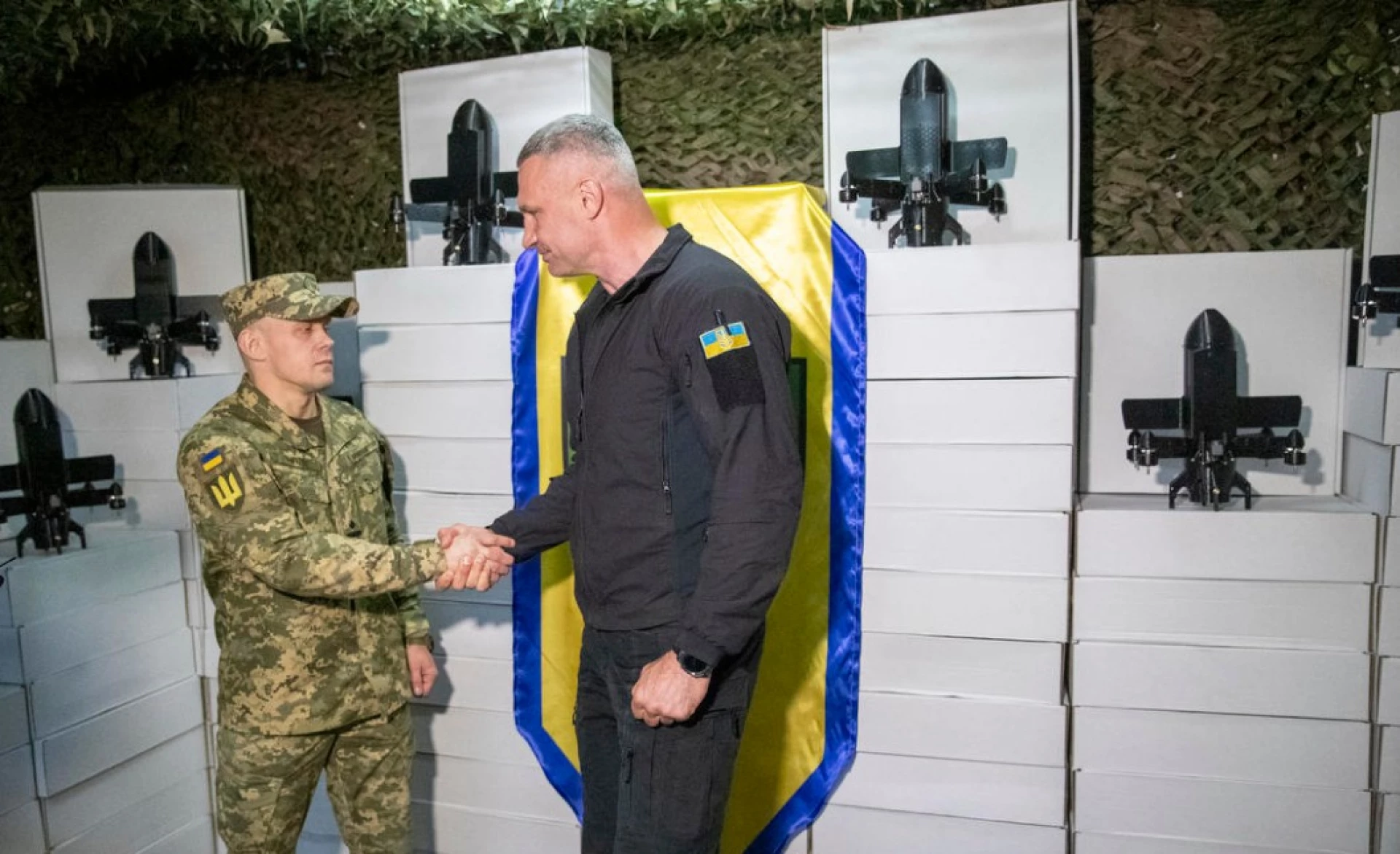 Кличко від громади Києва передав на фронт ще 3 100 БпЛА