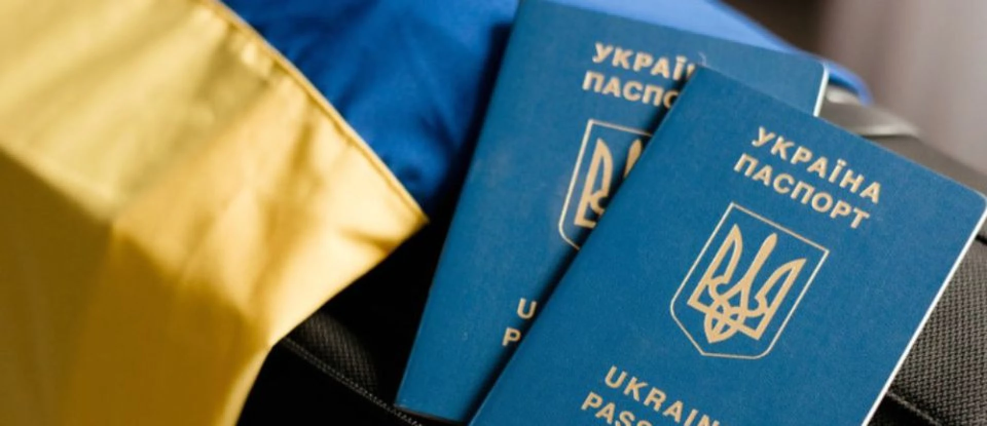 Кабмін дозволив виїзд за кордон усім жінкам без винятків