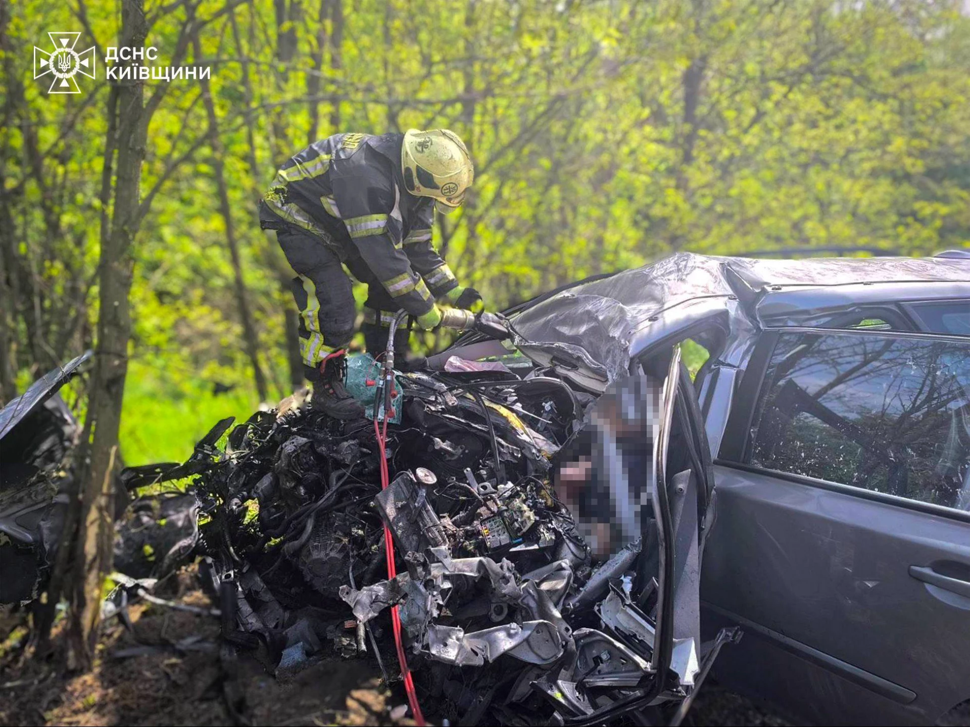 На Київщині легковик не розминувся з вантажівкою. Дві людини загинули