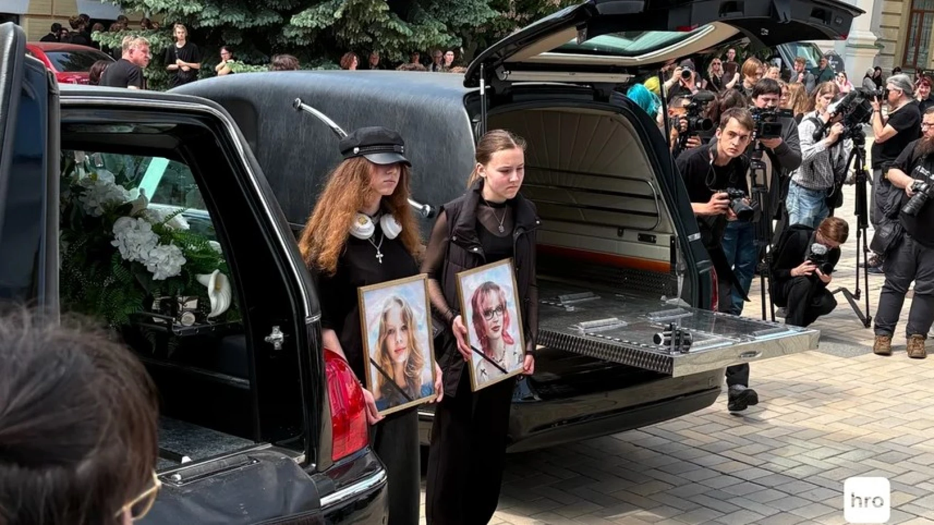 У Києві провели в останню путь двох сестер, які загинули під час атаки рф