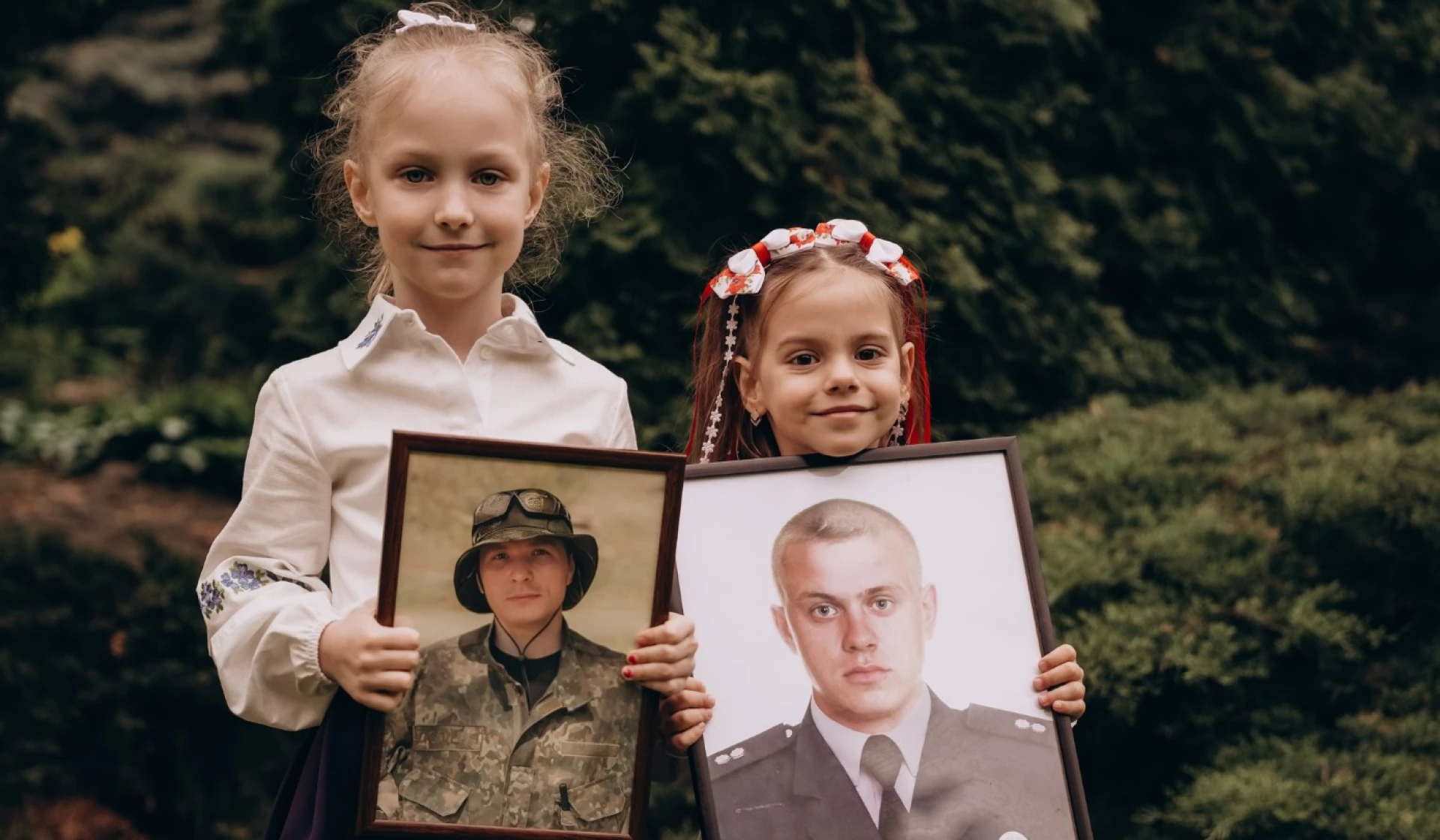 Сім’ї загиблих поліцейських з Черкащини одягнули вишиванки для щемної фотосесії