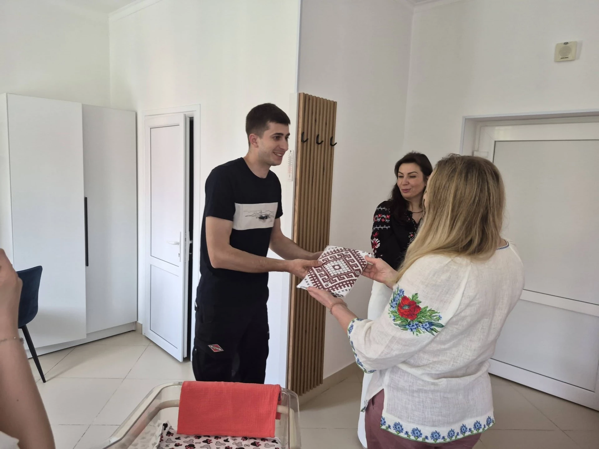 Перші вишиванки для найменших: у київському пологовому привітали новонароджених
