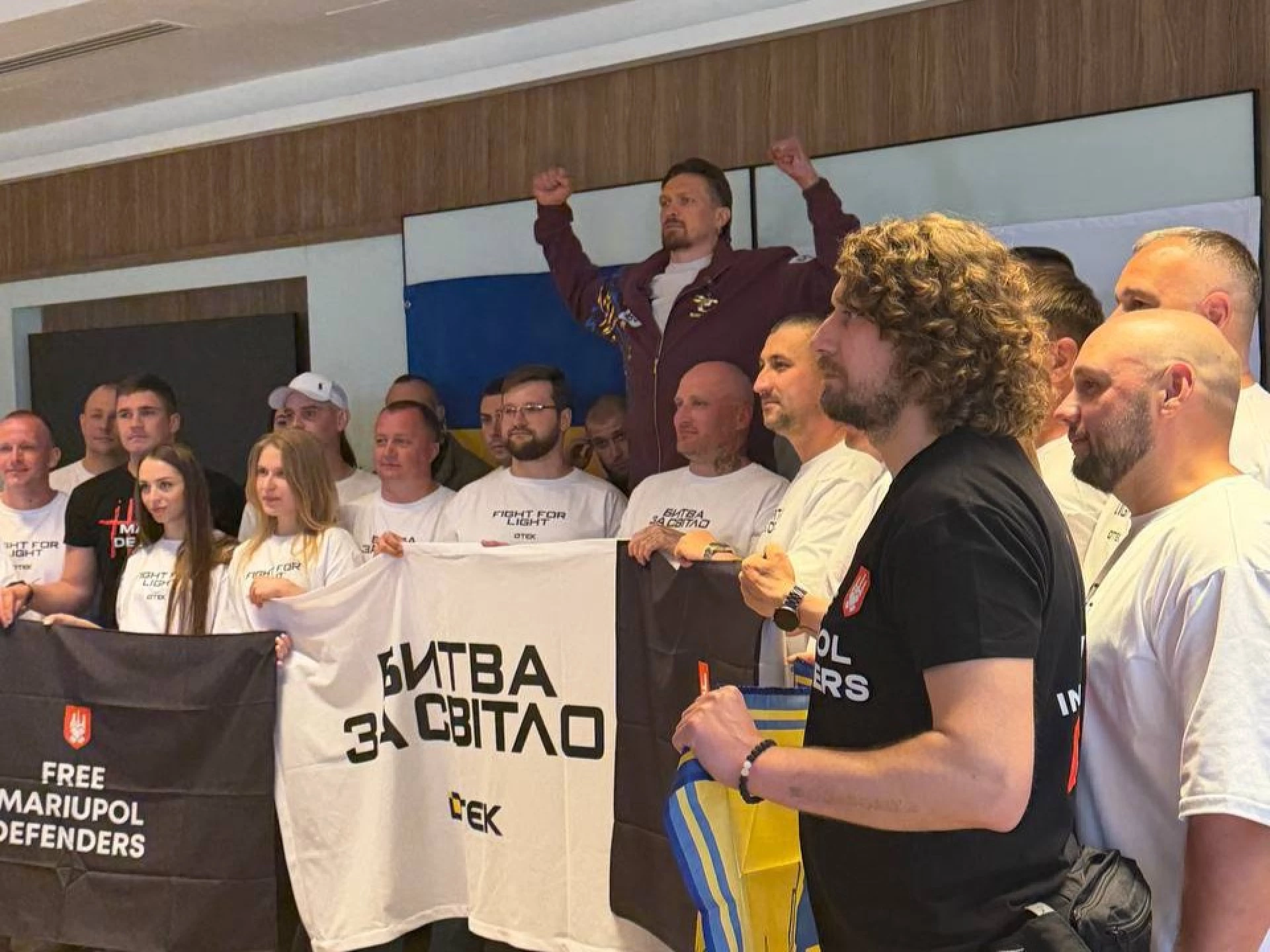 Олександр Усик зустрівся з ветеранами перед чемпіонським боєм