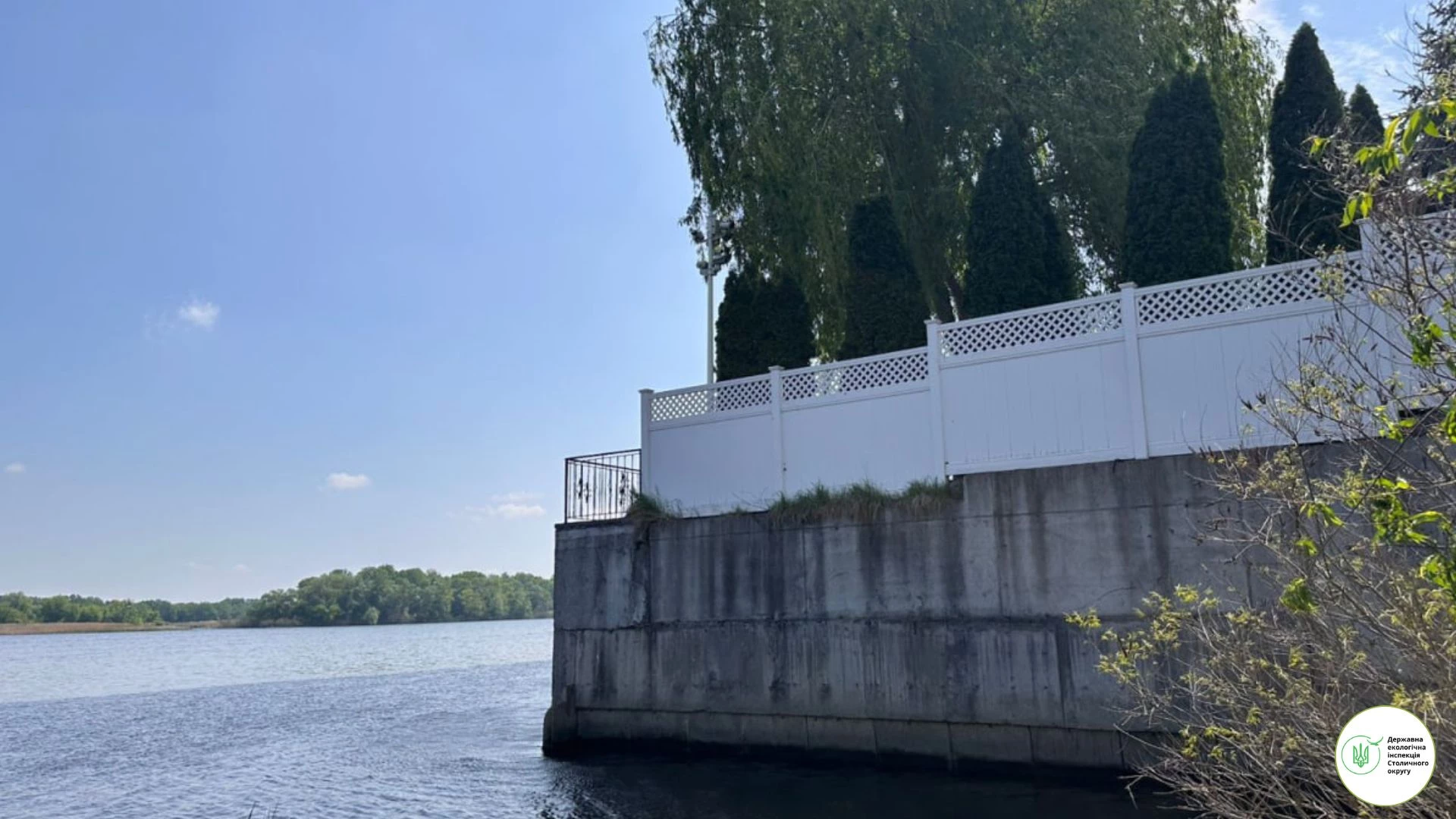 Екологи в Козині помітили 3-метрові паркани та КПП, які блокували людям прохід до води