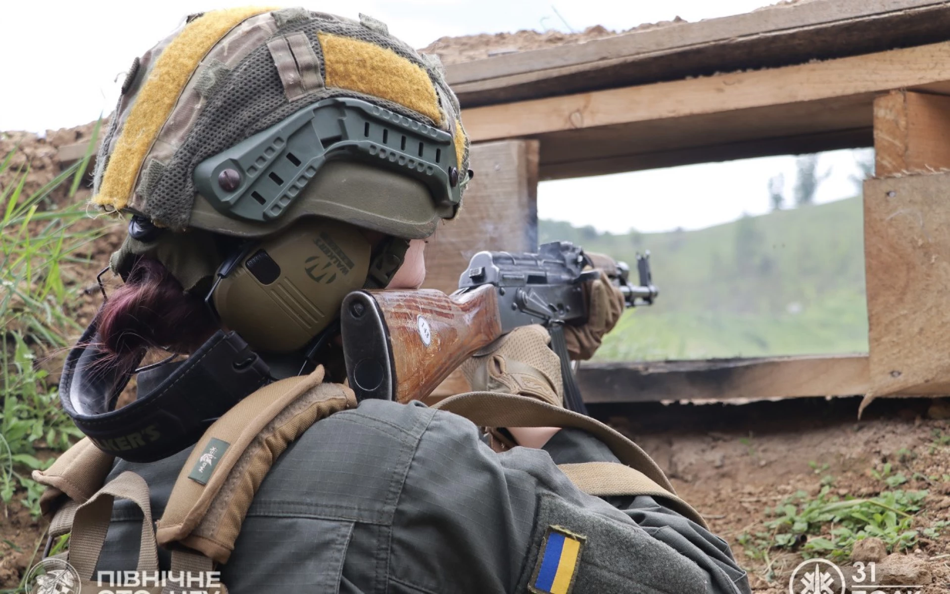 Черкаських студентів вчили стріляти з АК-74. Фото