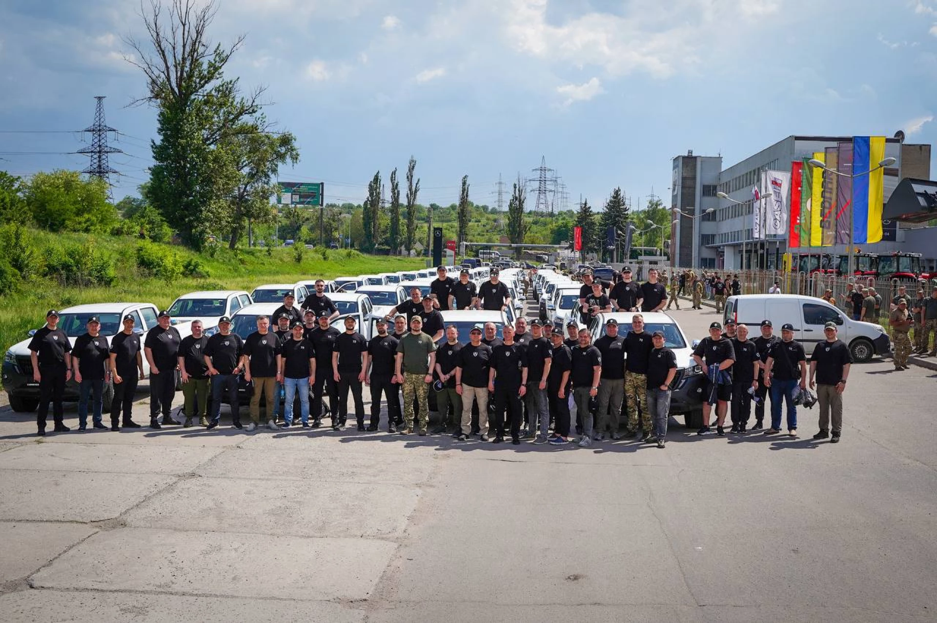 Київщина передала 72-й бригаді рекордну партію з 54 пікапів