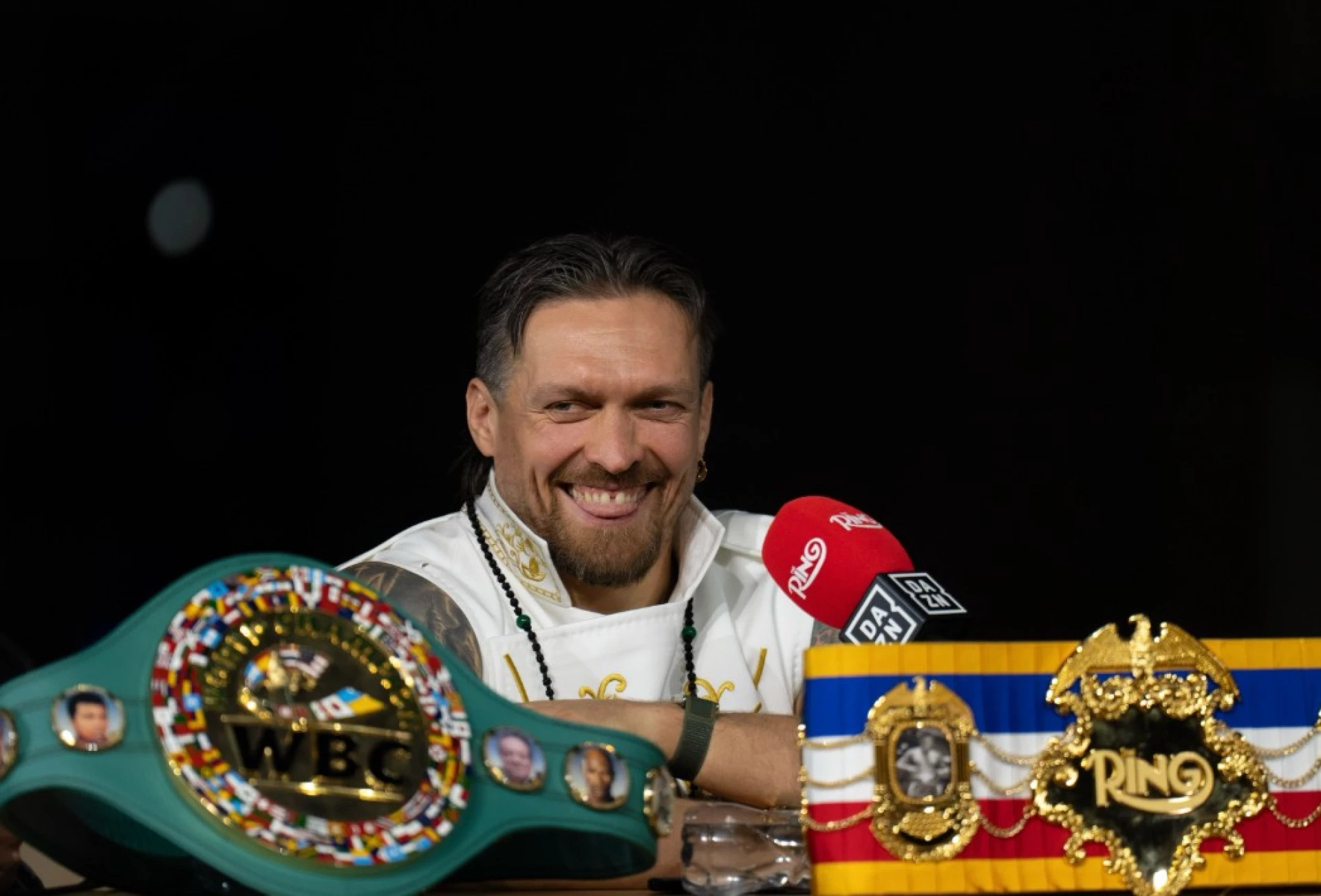 Олександр Усік переміг у бою з Верховеном