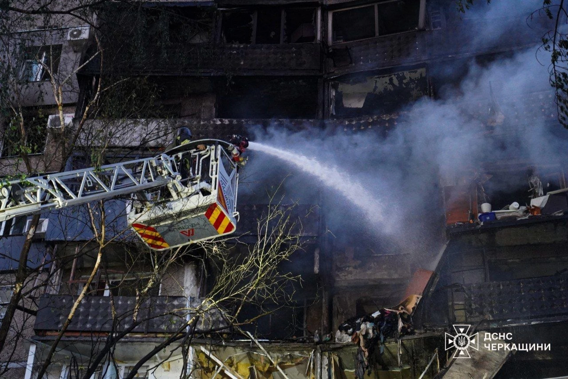 У Черкасах російський дрон атакував багатоповерхівку. ППО збила 8 ракет і 22 БпЛА