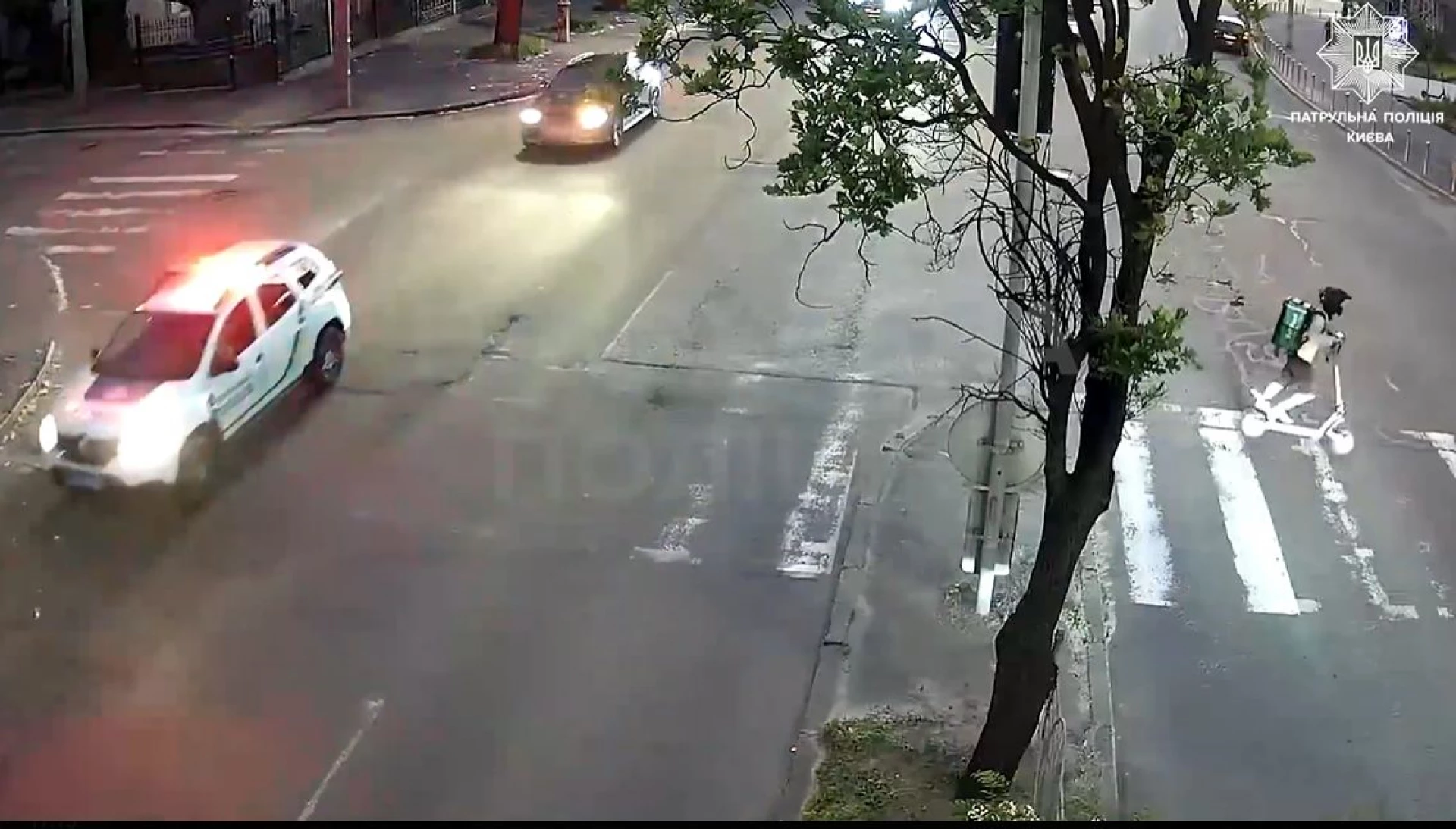 У Києві патрульні терміново супроводили до лікарні 1-річну дитину, яка впала з висоти