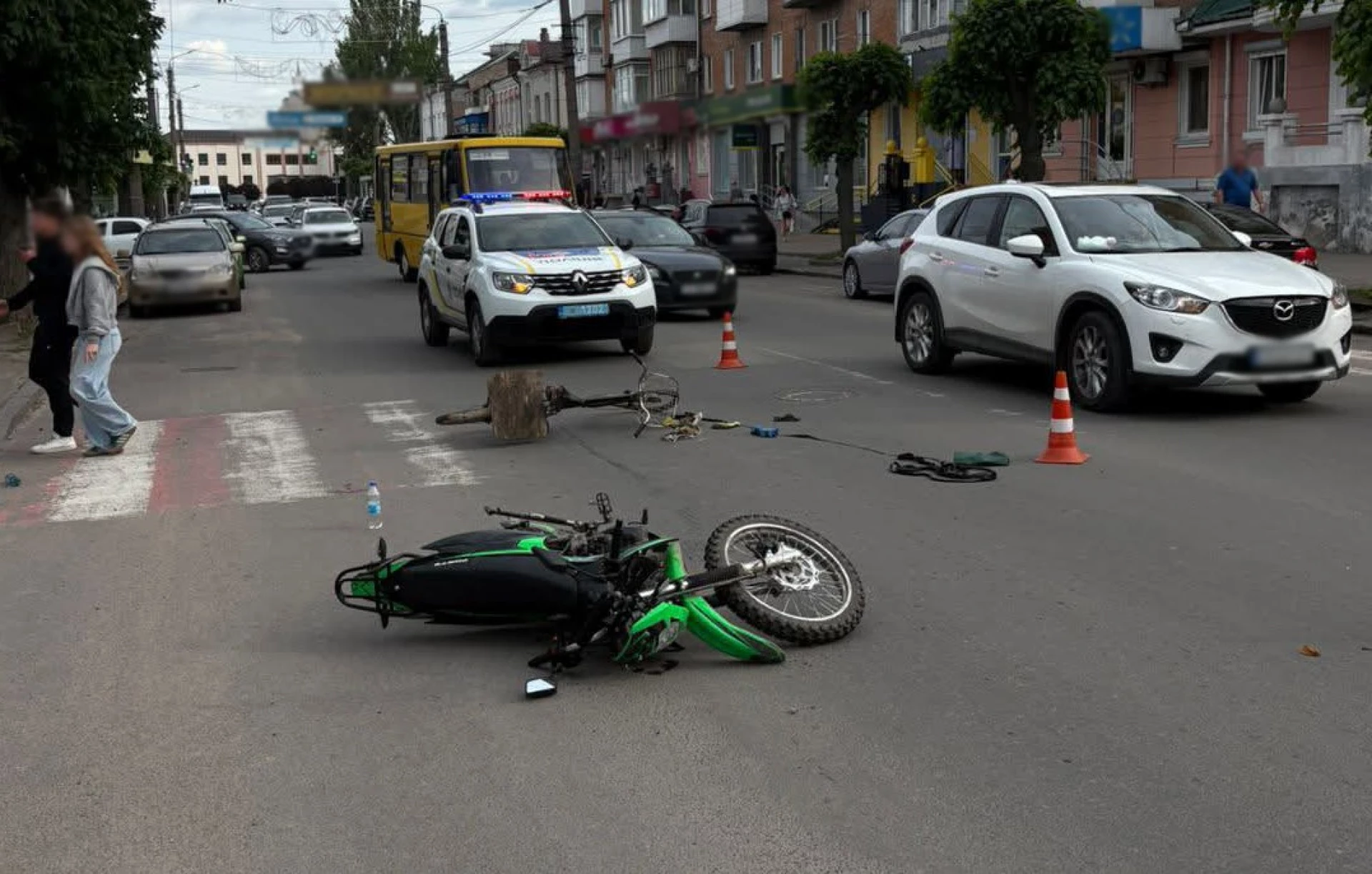 Мотоцикліст збив велосипедиста в Умані: чоловік в реанімації