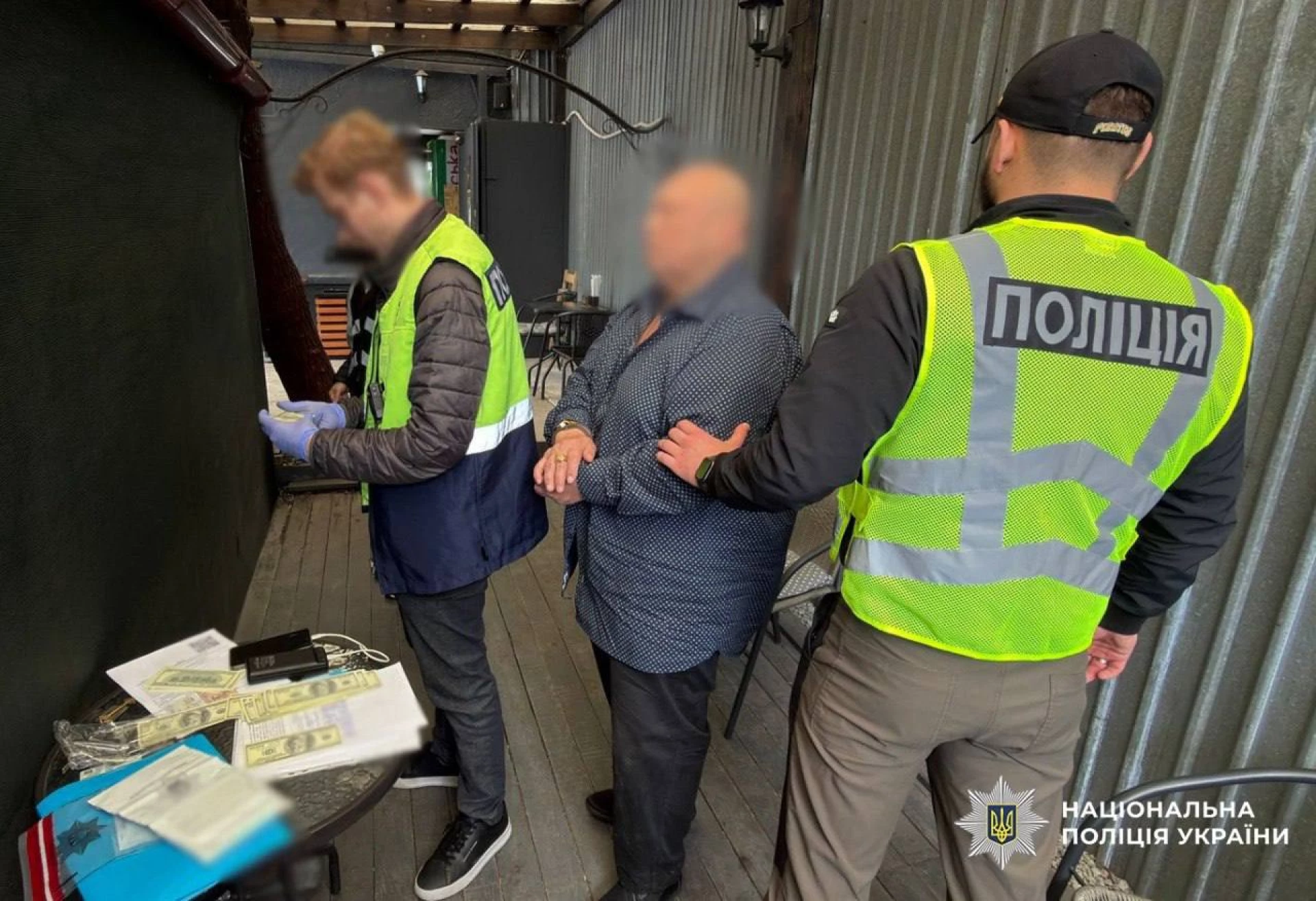 У Києві затримали трьох ділків, які за 17 тис дол. обіцяли «бронь» і виїзд за кордон