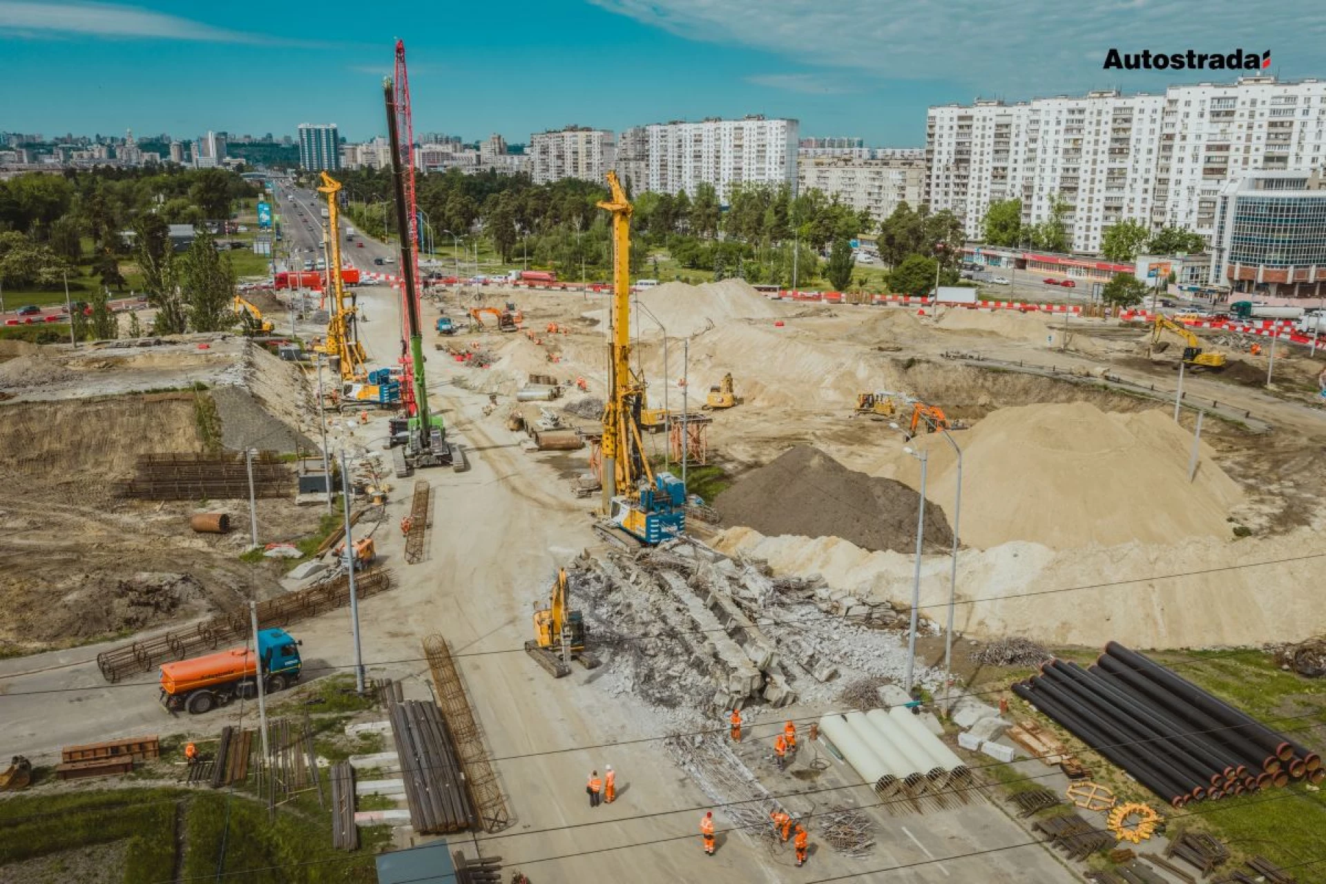 Біля станції метро «Чернігівська» демонтували аварійний шляхопровід