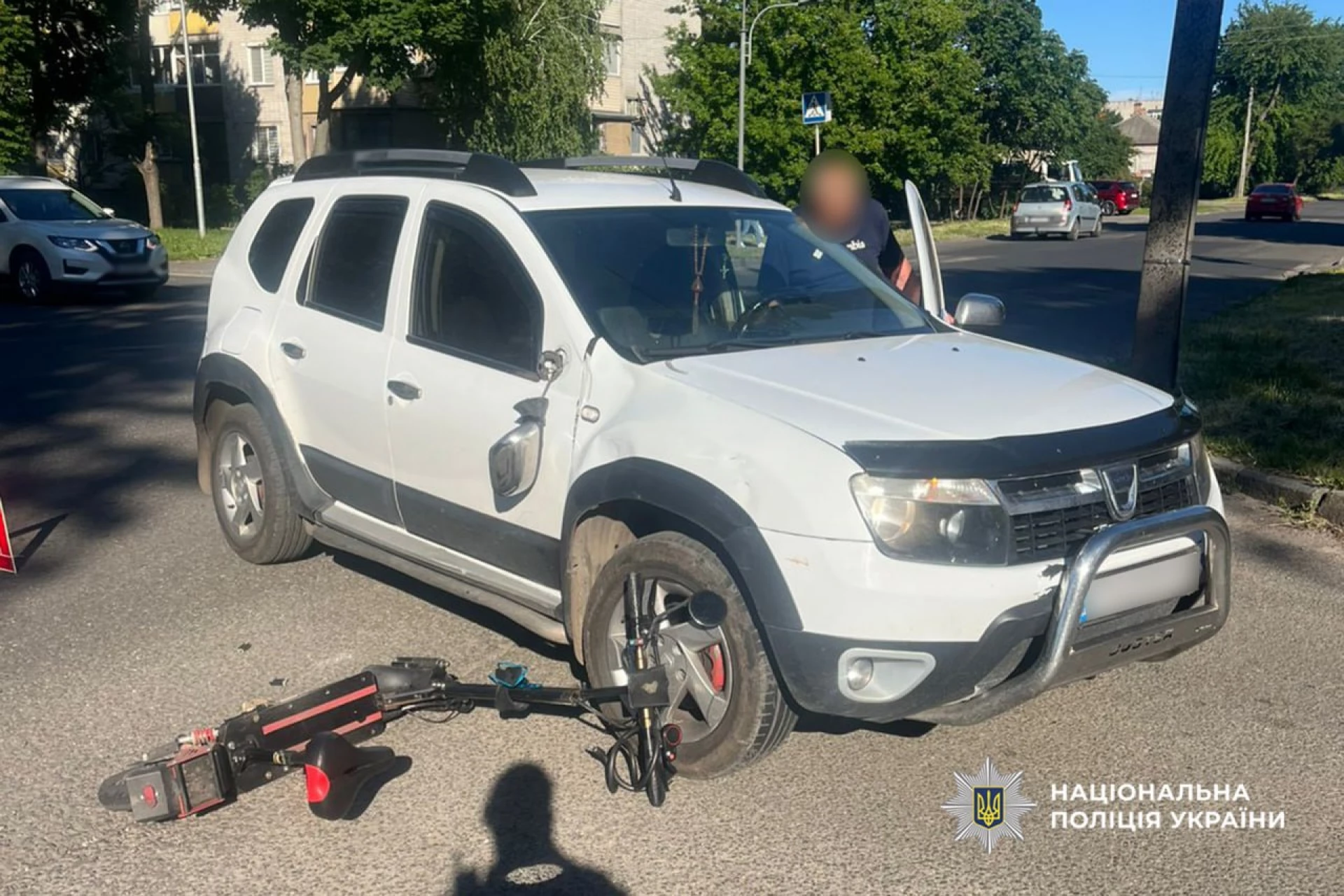 У Черкасах автомобіль Dacia Duster збив чоловіка на електросамокаті