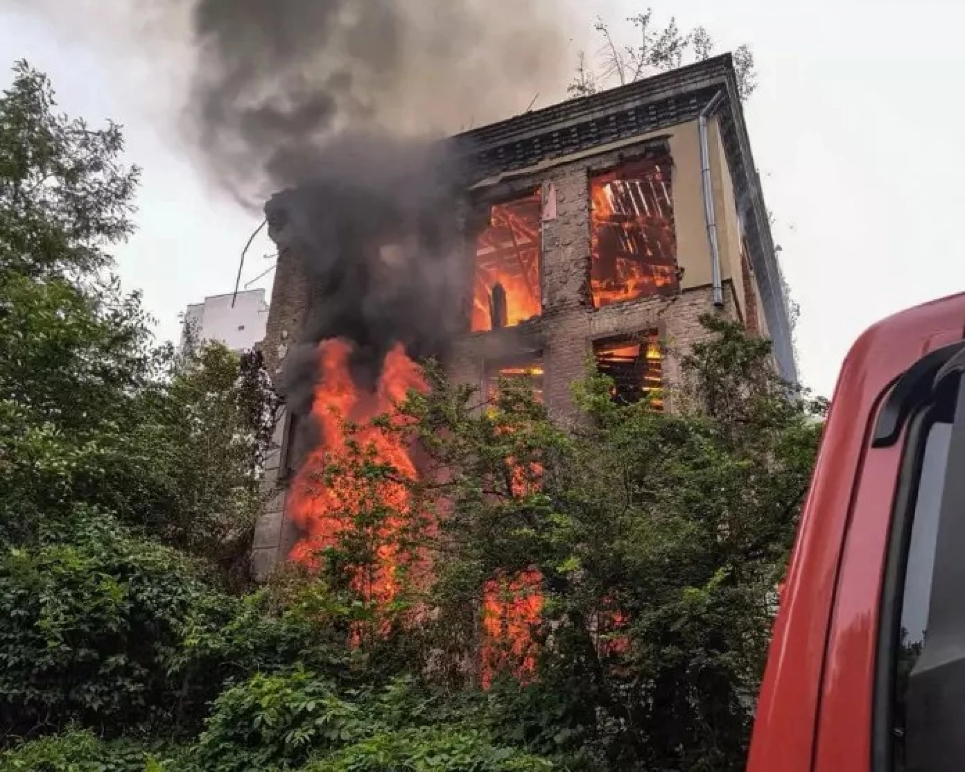 У Голосіївському районі Києва ліквідували пожежу у відселеній будівлі