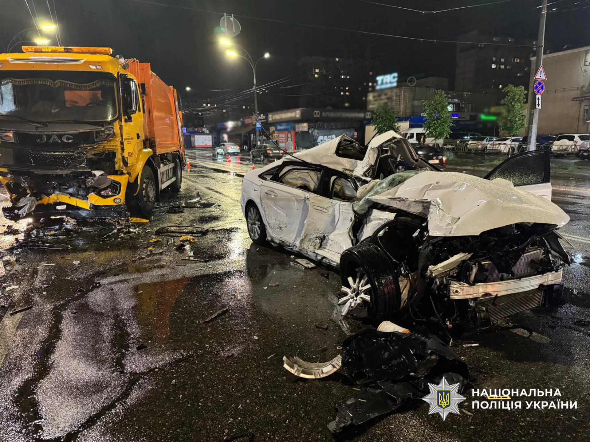 Audi на зустрічній смузі в Києві врізався у вантажівку. ФОТО