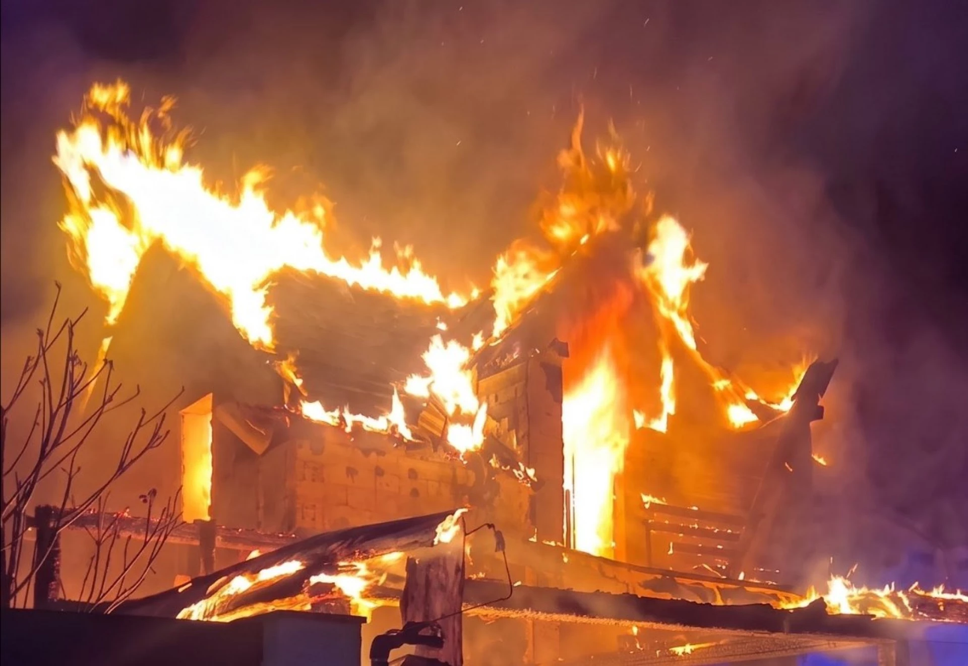 У Києві згорів приватний будинок