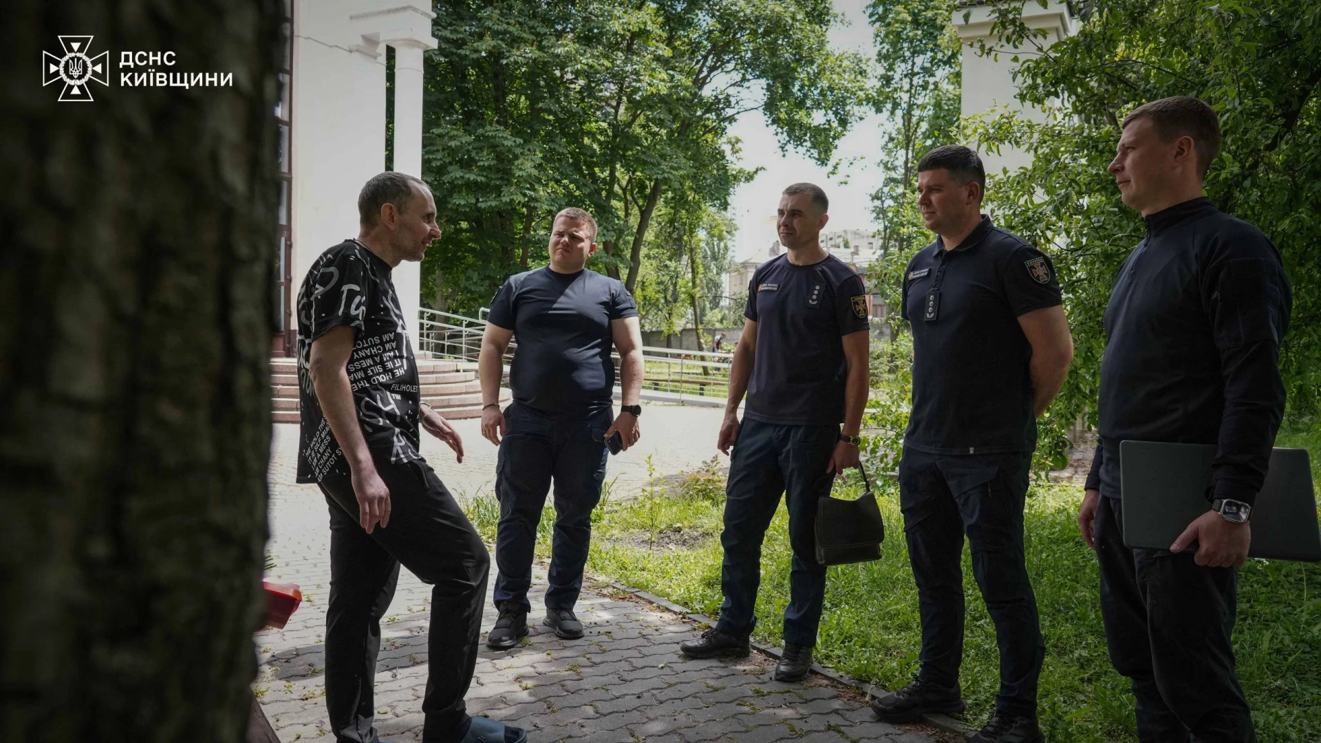 ДСНСники провідали колегу, який отримав важкі поранення внаслідок обстрілу в Яготині