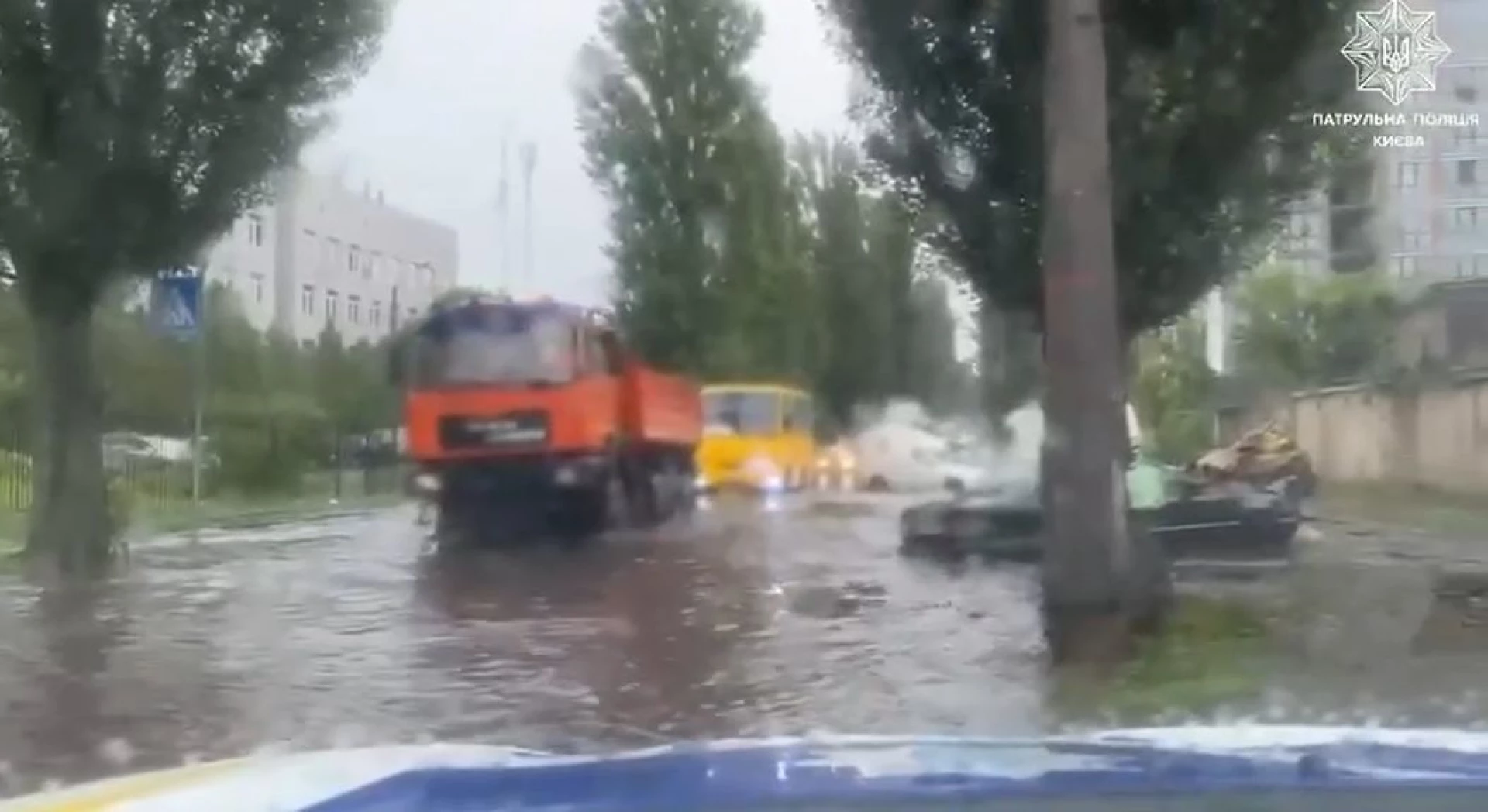 У столиці підтопило проїжджу частину: водіїв попереджають про ускладнення руху