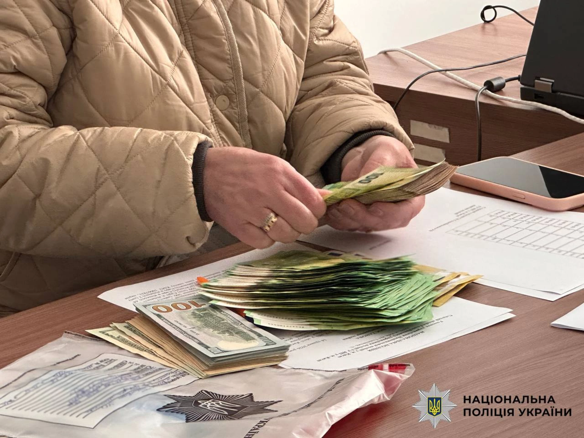 У Києві пенсіонеркам повернули понад мільйон гривень, які виманили шахраї від імені СБУ