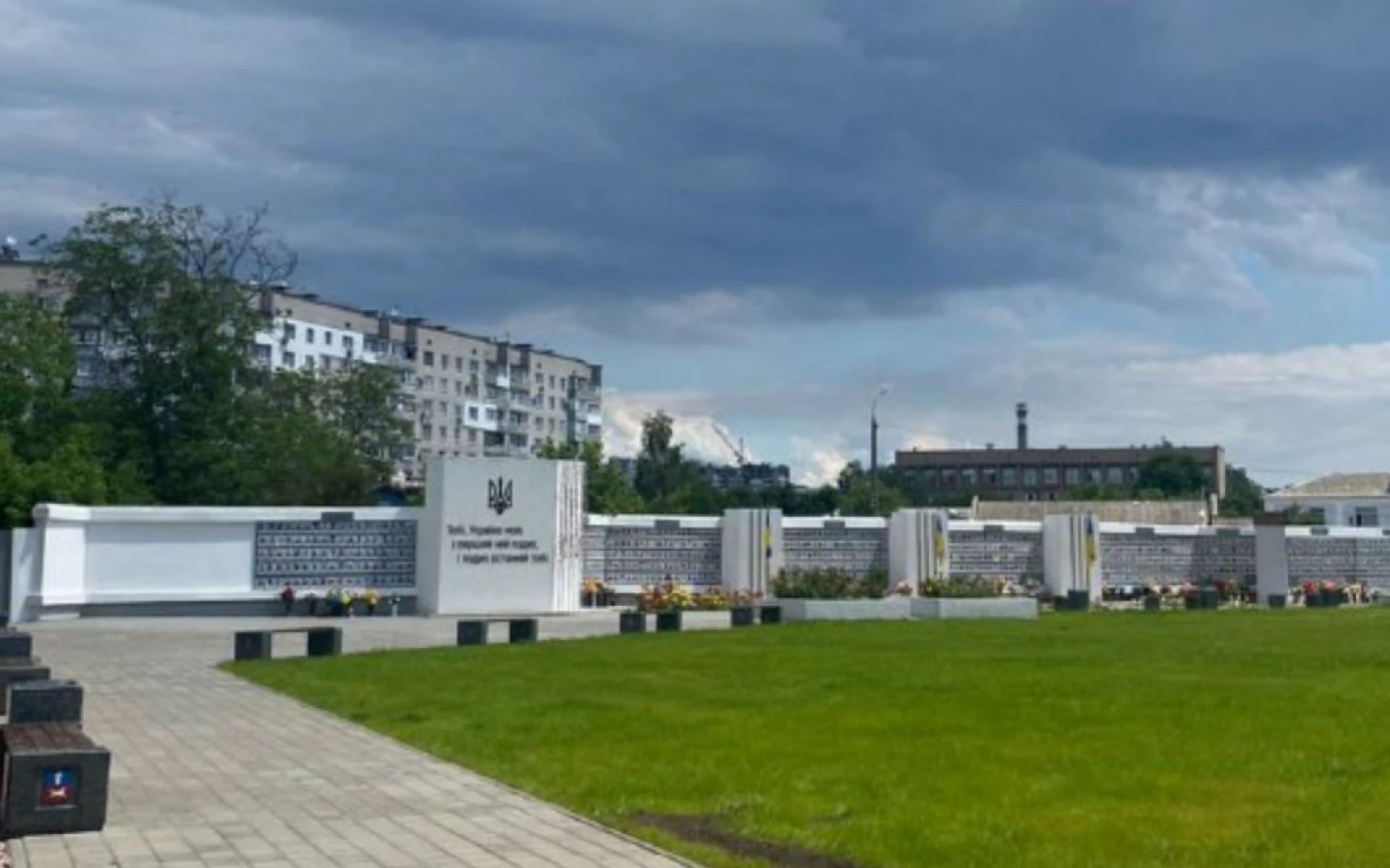 У Черкасах вкрали вкрала прапор зі стели загиблих воїнів