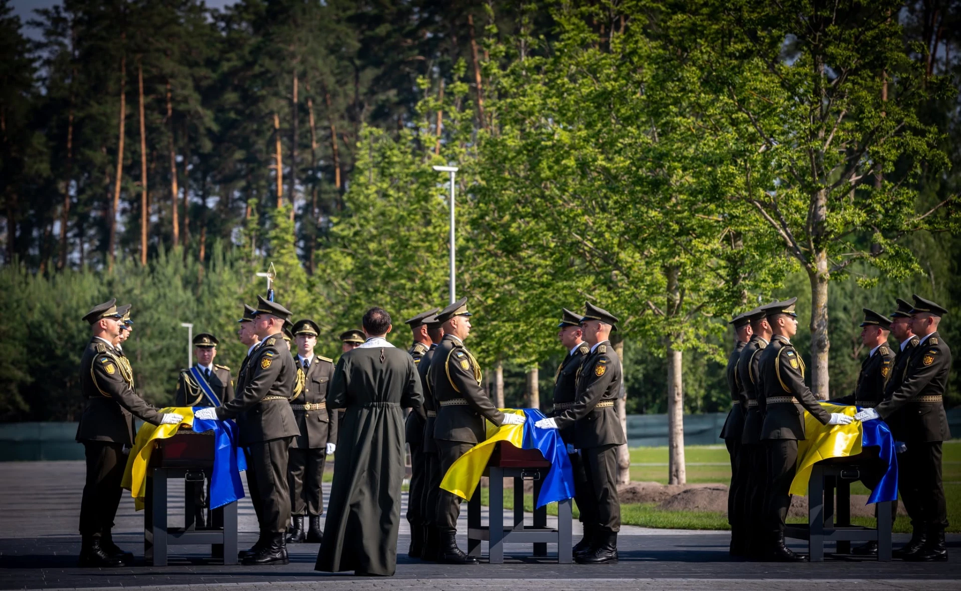 На Національному військовому меморіальному кладовищі поховали 12 невідомих захисників України