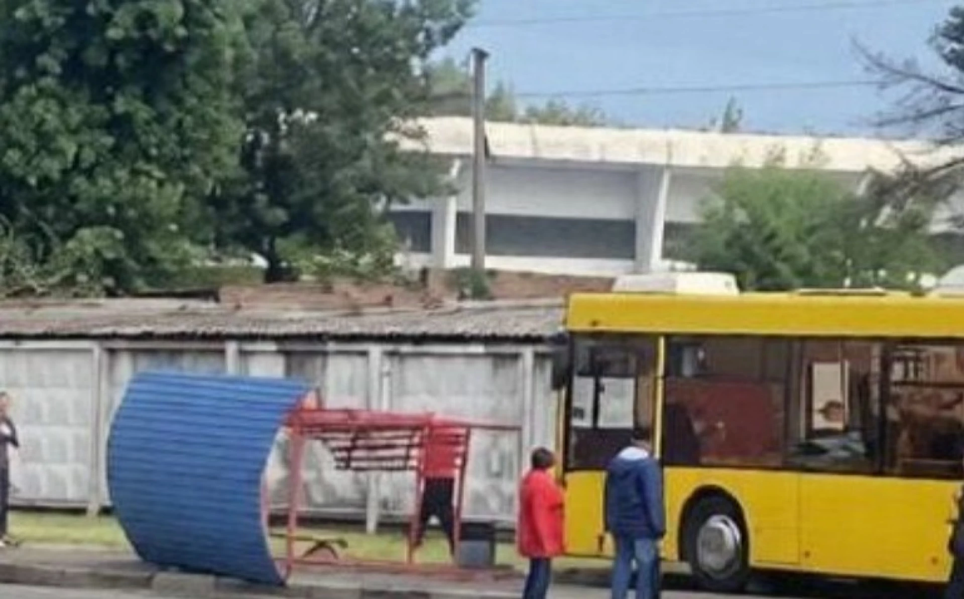 Автобус у Києві зніс зупинку. Попередньо, водієві стало зле