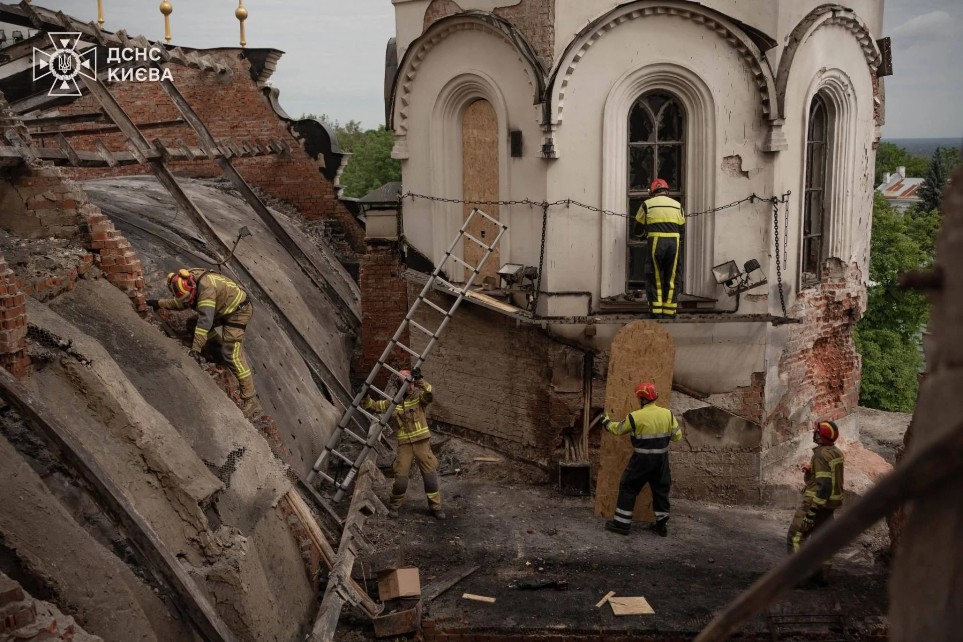Черкаські рятувальники допомагали проводити аварійно-відновлювальні робіти у Лаврі після обстрілу