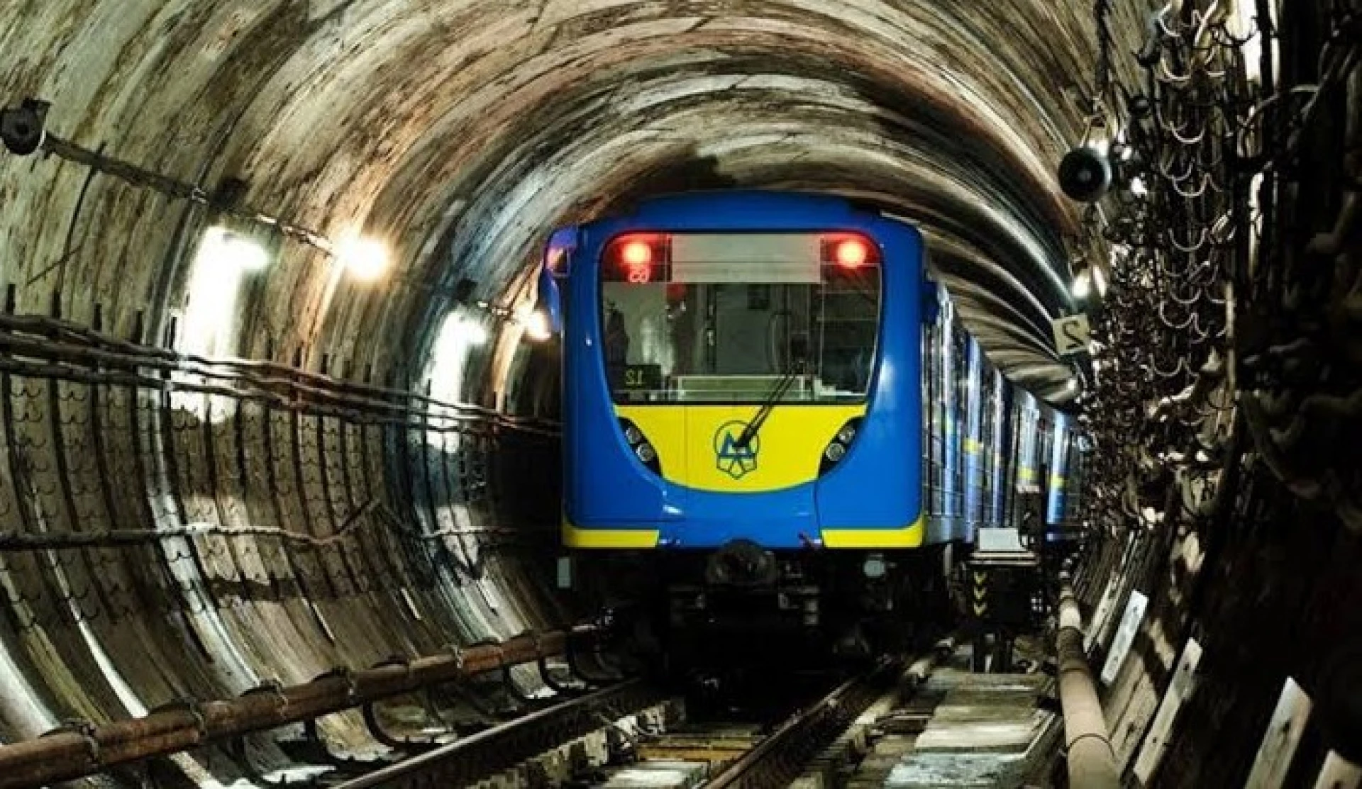 На червоній гілці метро в Києві фіксують зупинку руху