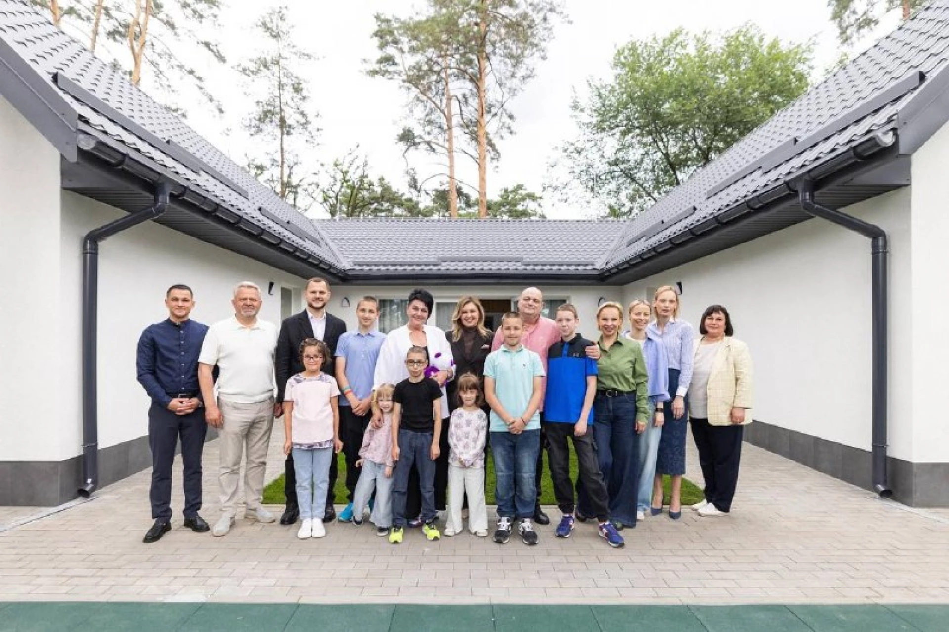 У Бучі багатодітна прийомна родина отримала новий будинок та атомобіль