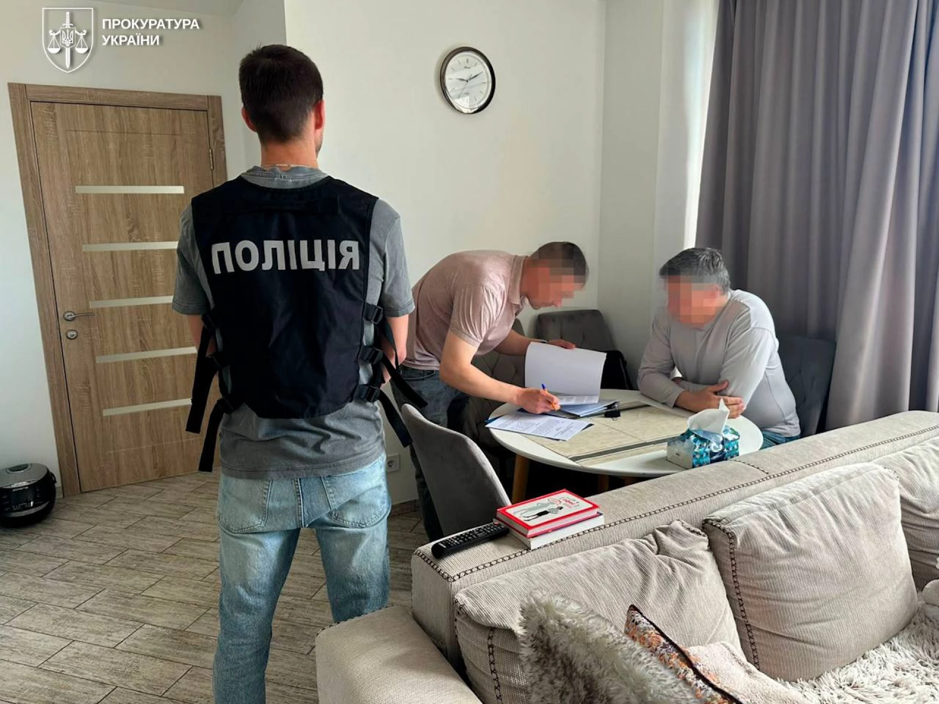 Ексочільнику Мінкульту повідомили про підозру через виїзд чоловіків за кордон під виглядом музикантів