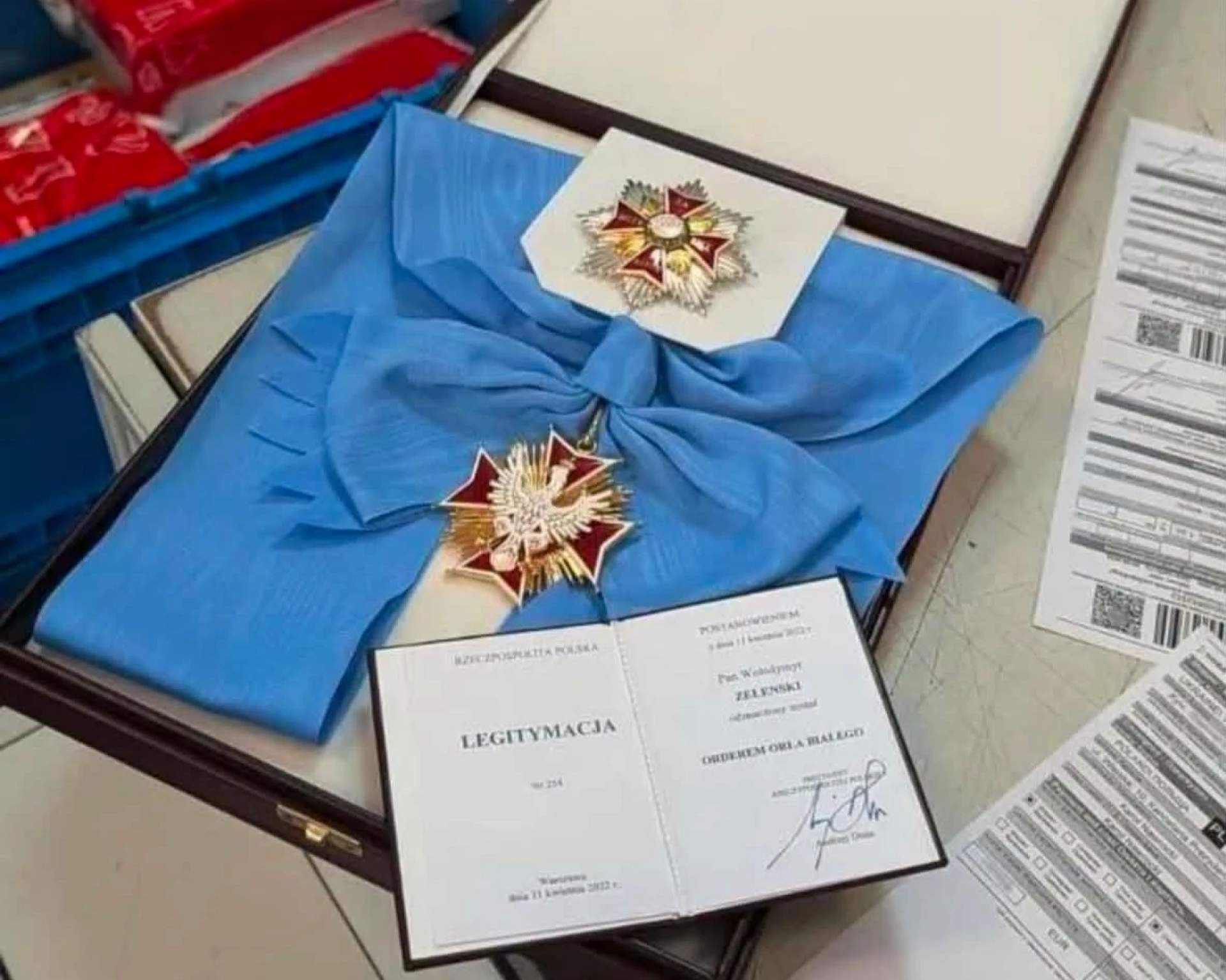 Скандал навколо польських нагород набирає обертів: українці почали повертати ордени
